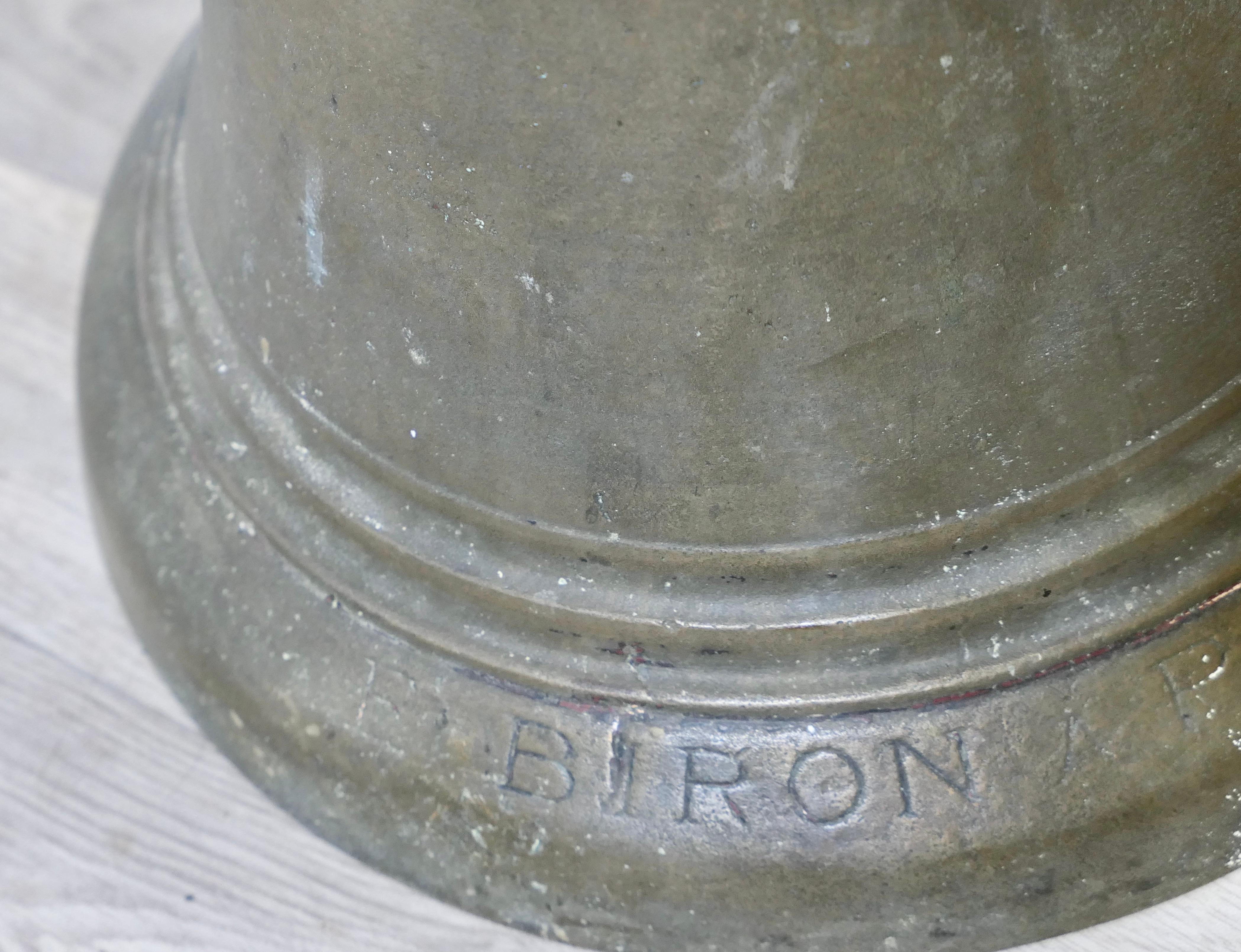 Campana francesa de bronce del siglo XVIII de Biron PARIS siglo XVIII y antes en venta