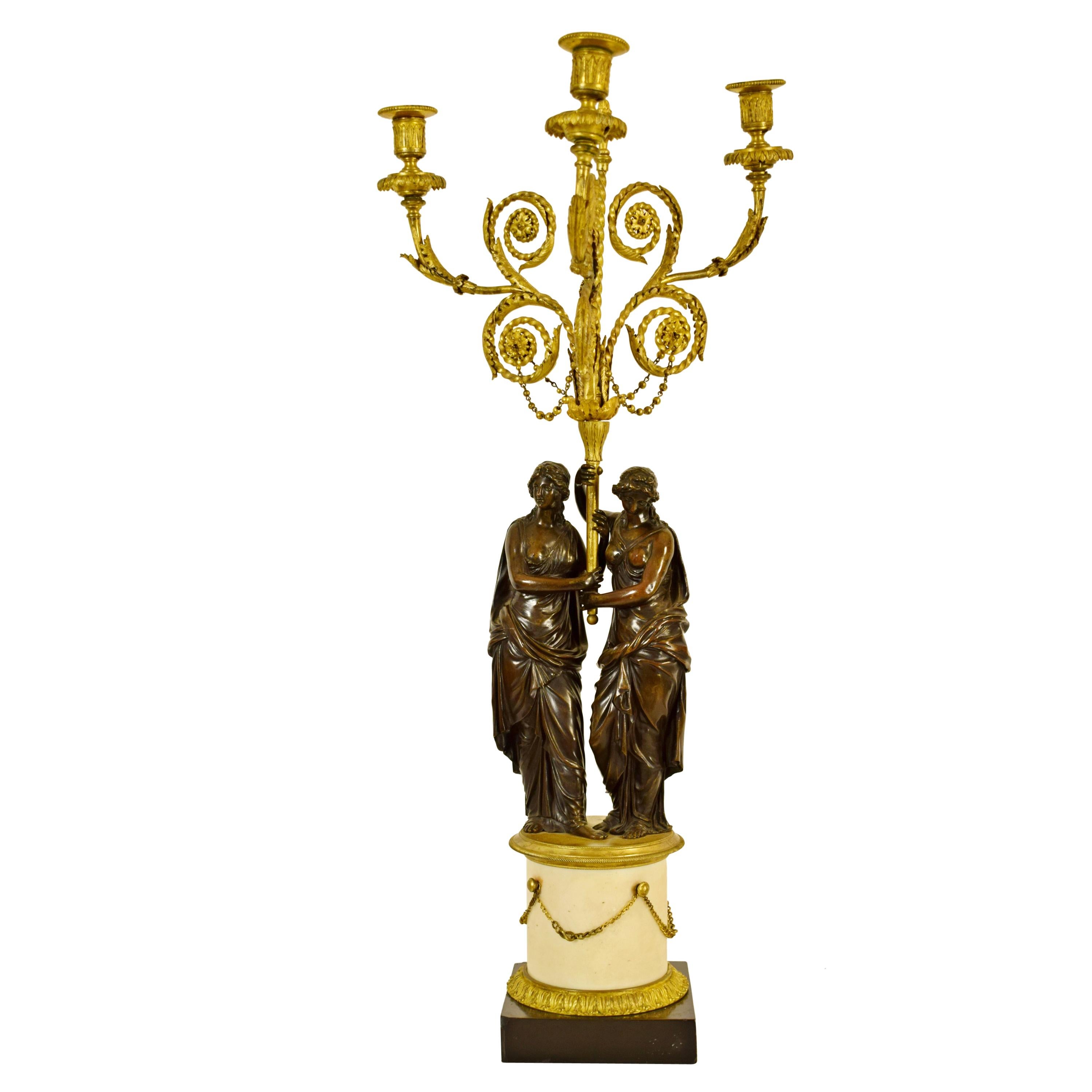 Französischer dreiflammiger Bronzekandelaber des 18. Jahrhunderts mit weiblichen Figuren