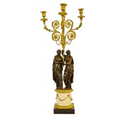 Siglo XVIII, Candelabro francés de bronce de tres luces con figuras femeninas