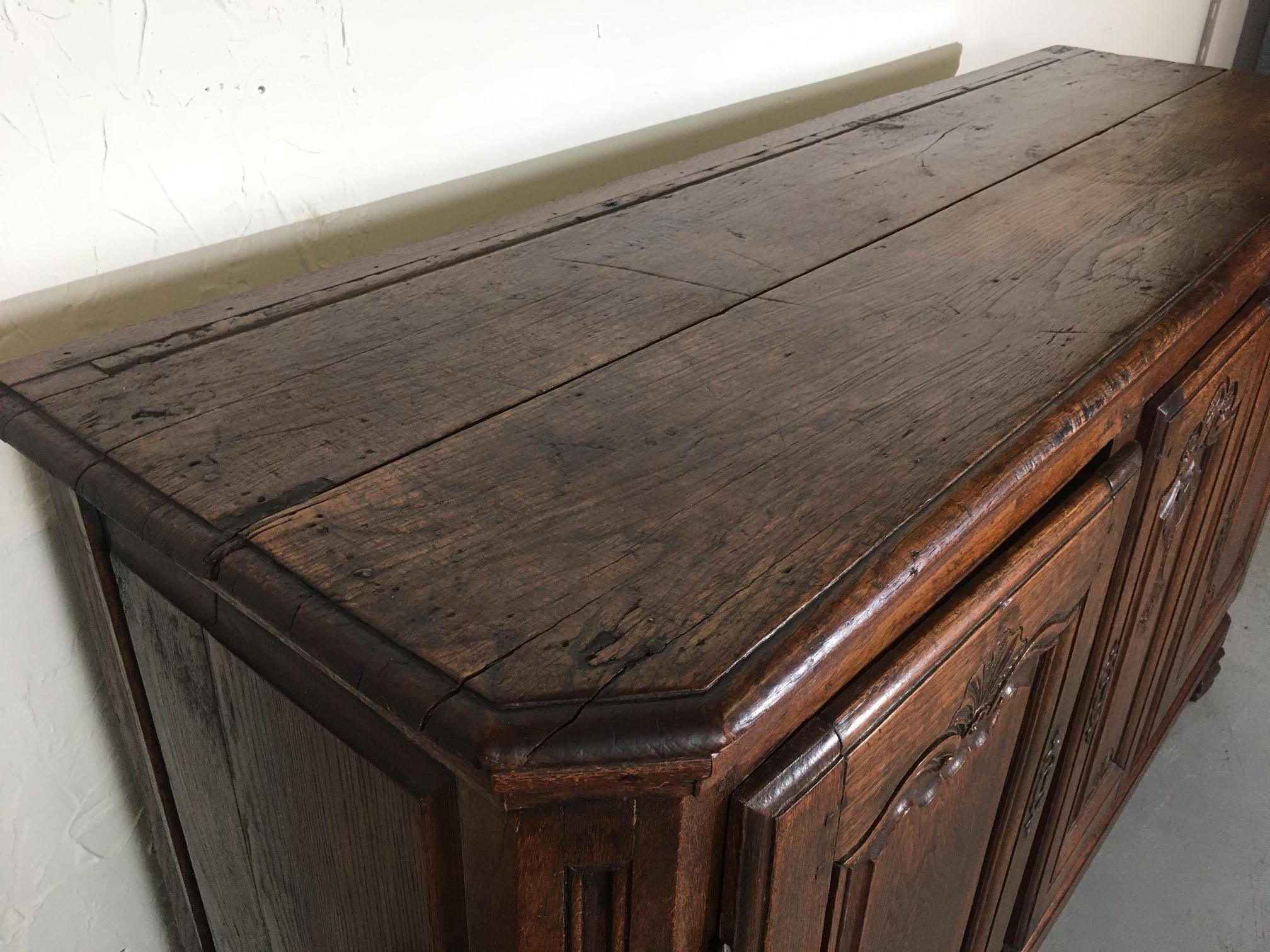 Credenza o buffet in legno di quercia francese del XIX secolo. Le due porte si aprono su un ripiano, ma la terza non ha un ripiano. In piedi su piedi semplici e dritti.