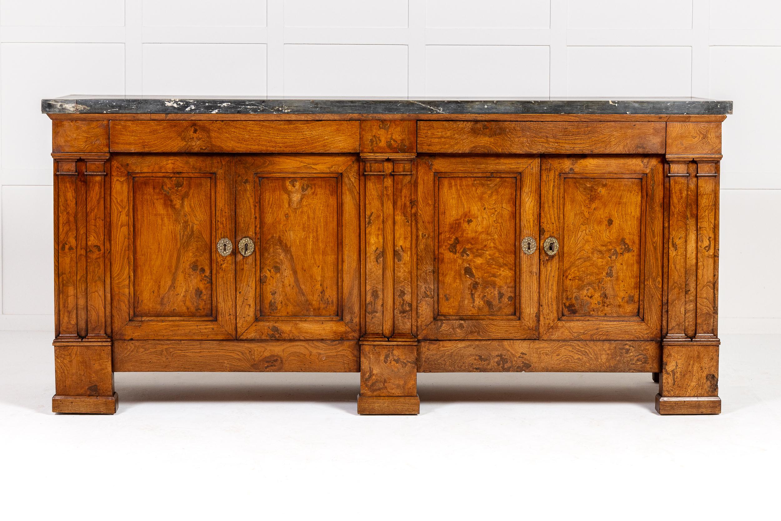 Grande Enfilade o credenza francese del XVIII secolo in legno di frassino figurato e radica di qualità sostanziale con uno splendido piano in marmo originale.

Questo grazioso mobile enfilade, o credenza, è di origine provinciale francese ed è stato
