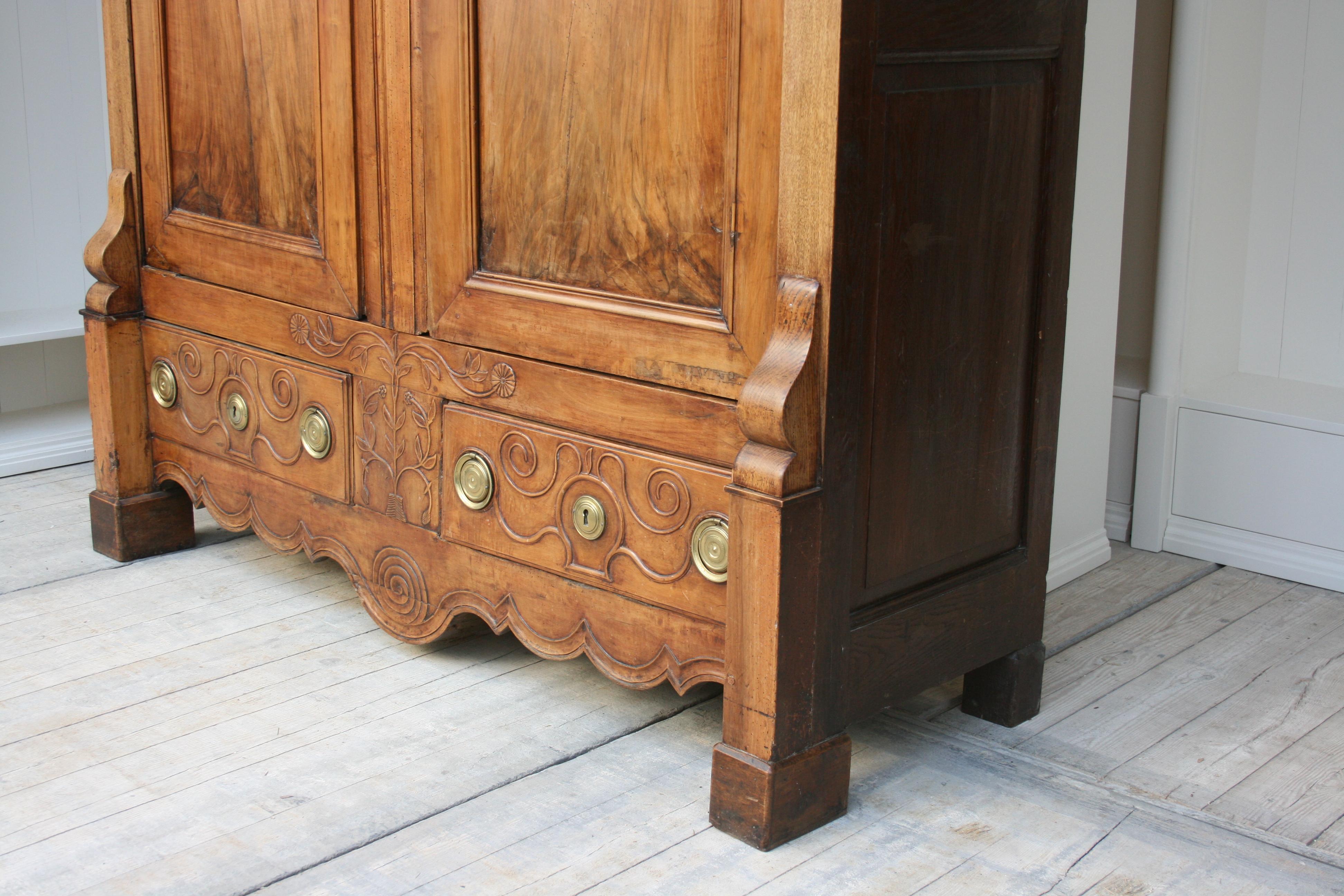 18th Century French Cabinet Made of Walnut and Oak 4