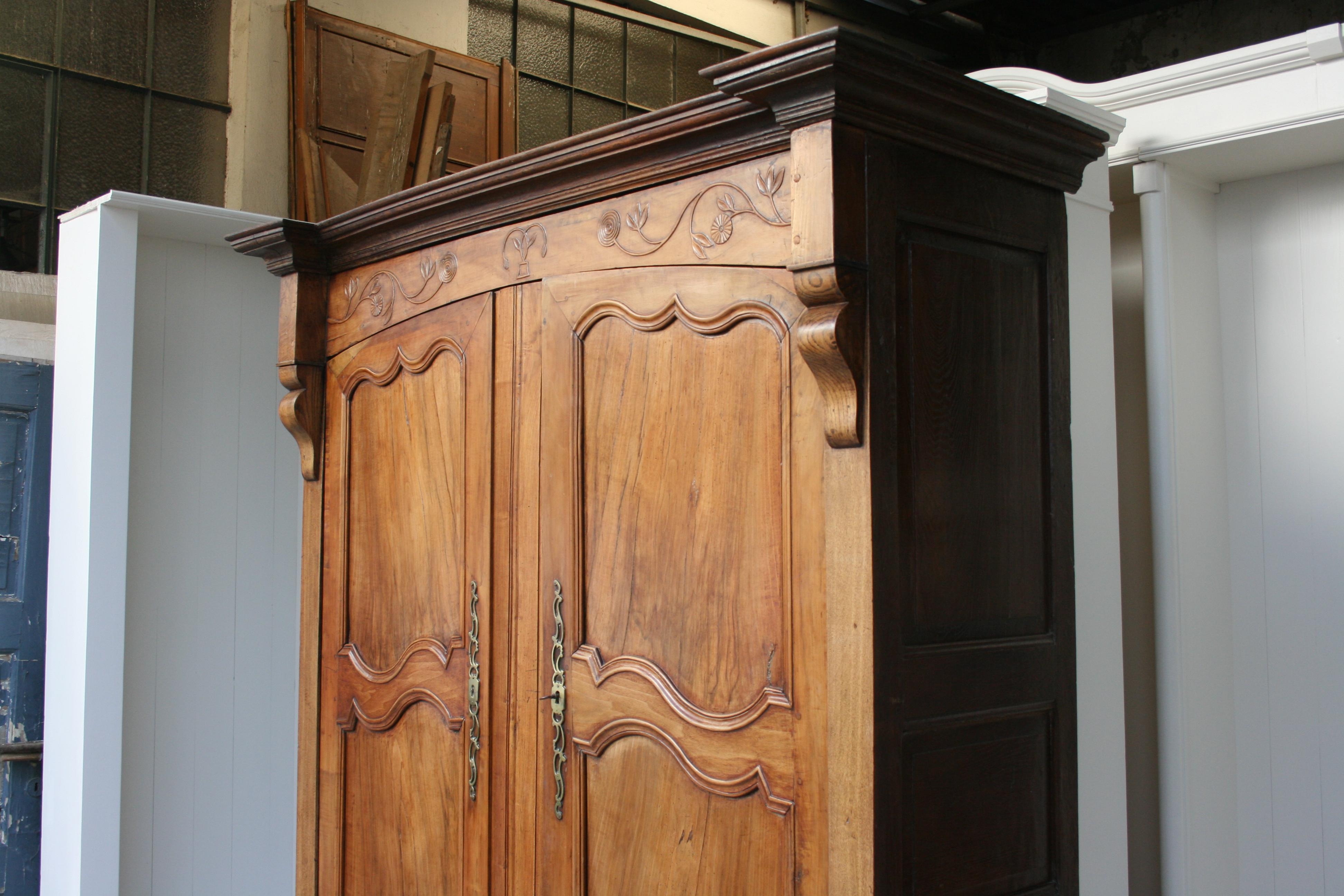18th Century French Cabinet Made of Walnut and Oak 5