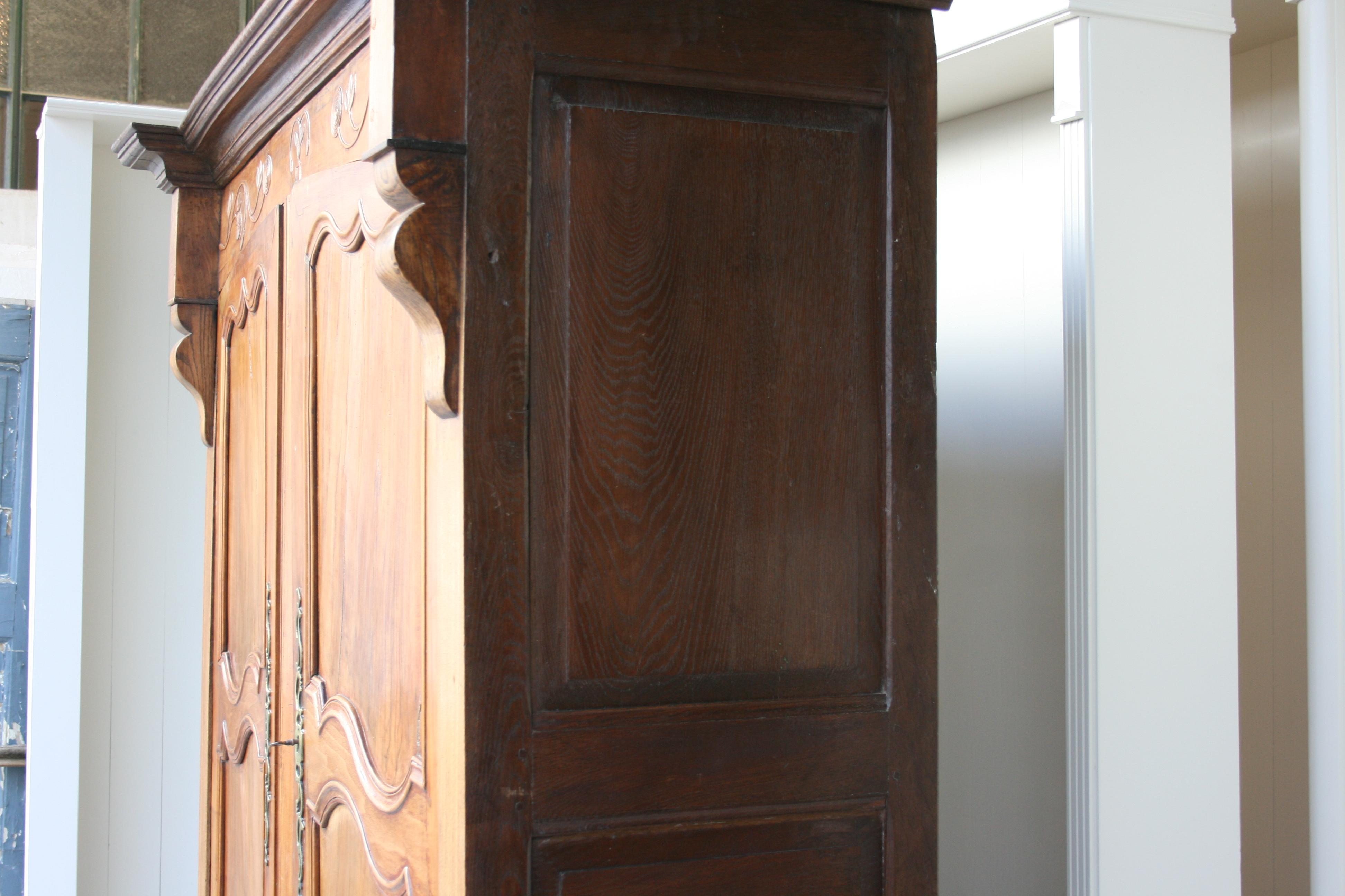 18th Century French Cabinet Made of Walnut and Oak 6