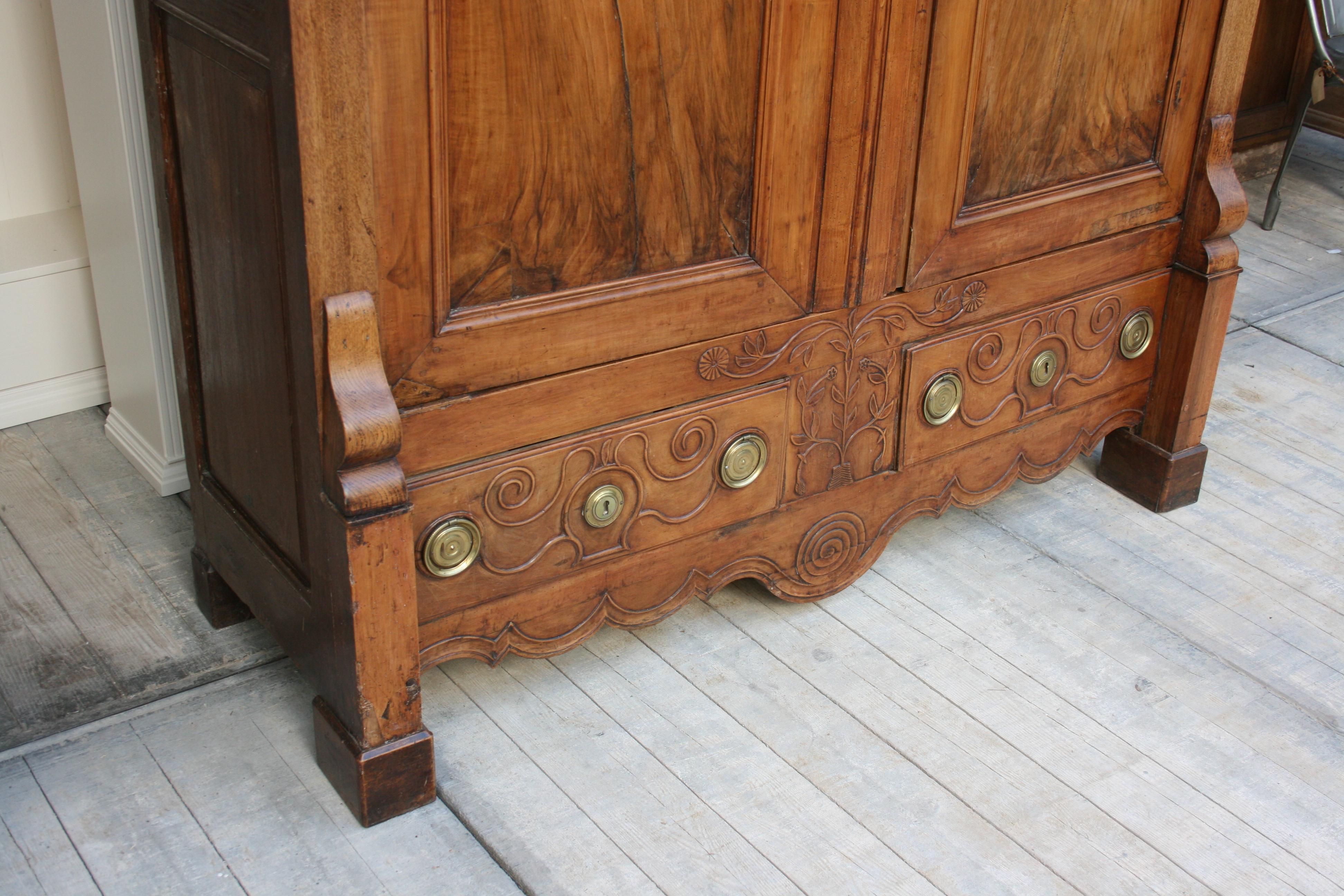 18th Century French Cabinet Made of Walnut and Oak 7