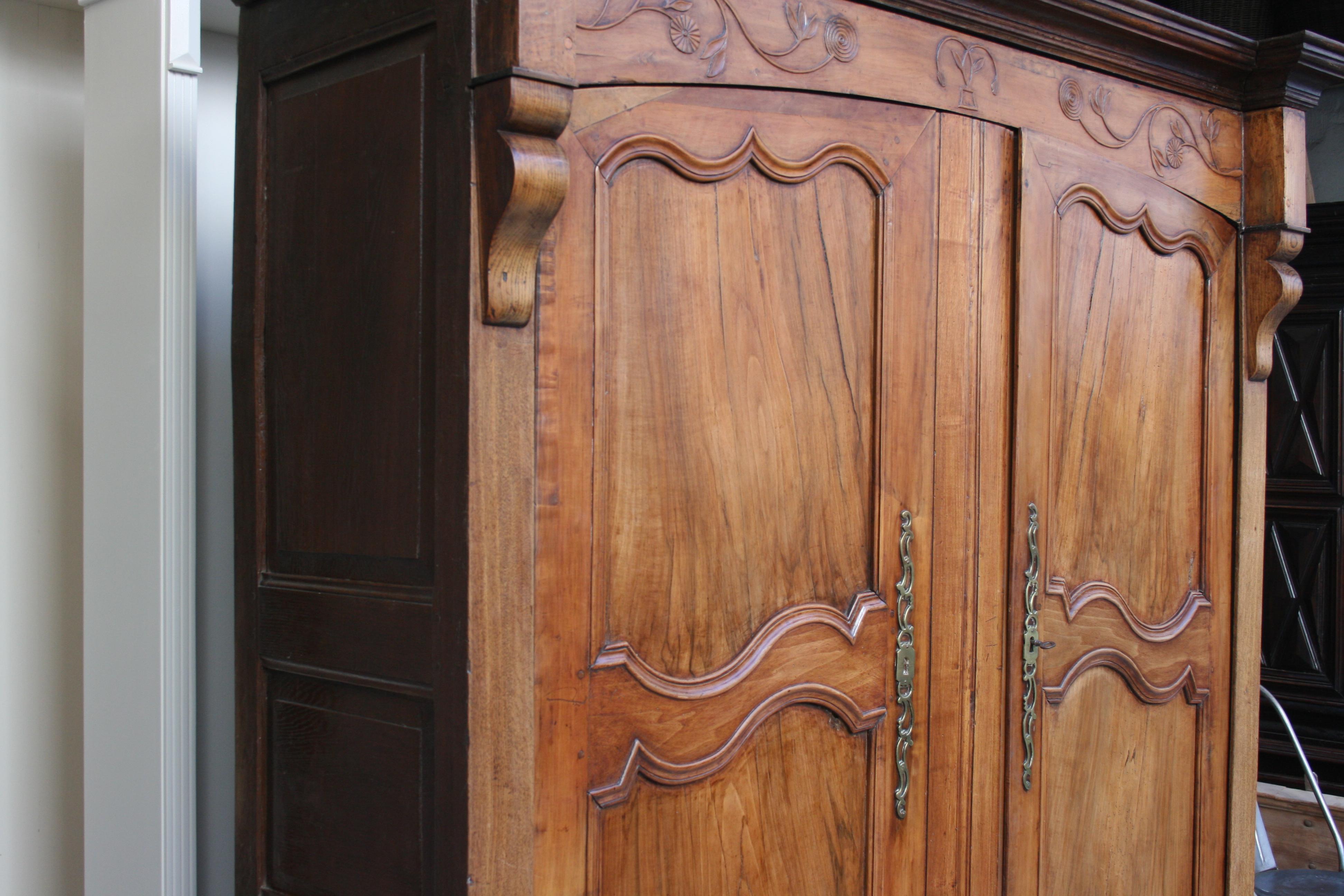 18th Century French Cabinet Made of Walnut and Oak 8