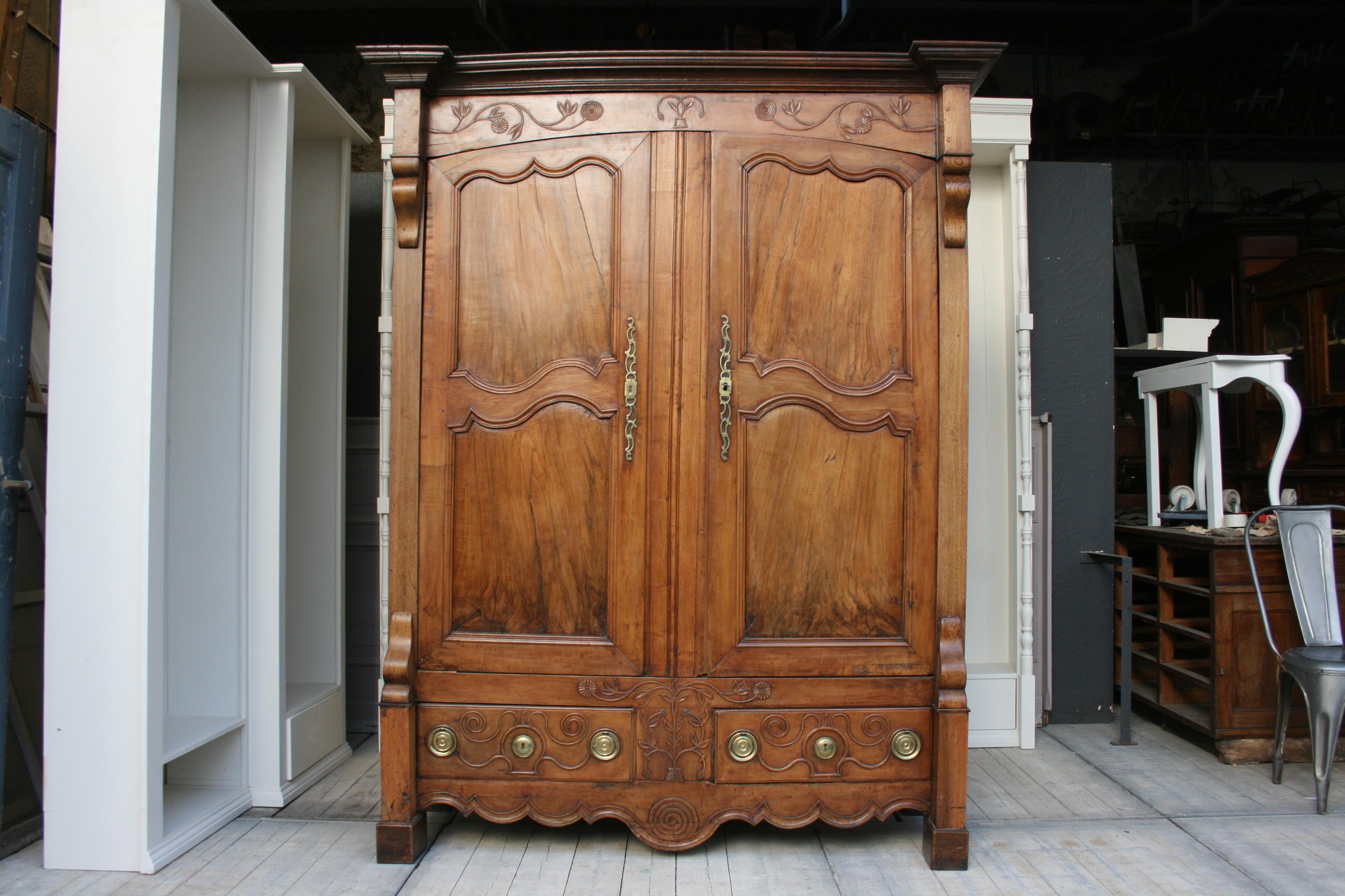 Beautiful antique French cabinet or wardrobe from the late 18th century.
Walnut front and oak body. Base with 2 