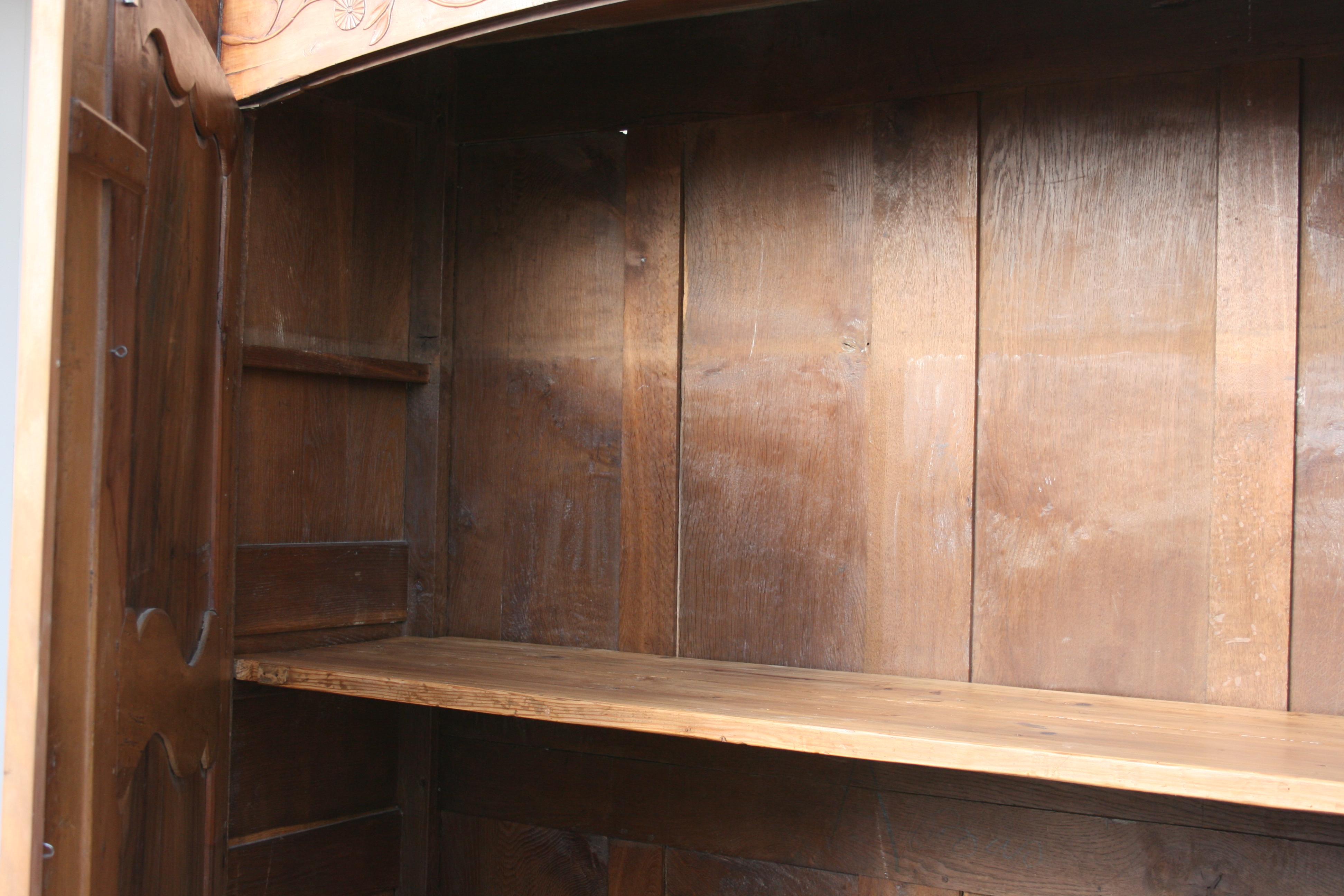 18th Century French Cabinet Made of Walnut and Oak In Good Condition In Dusseldorf, DE