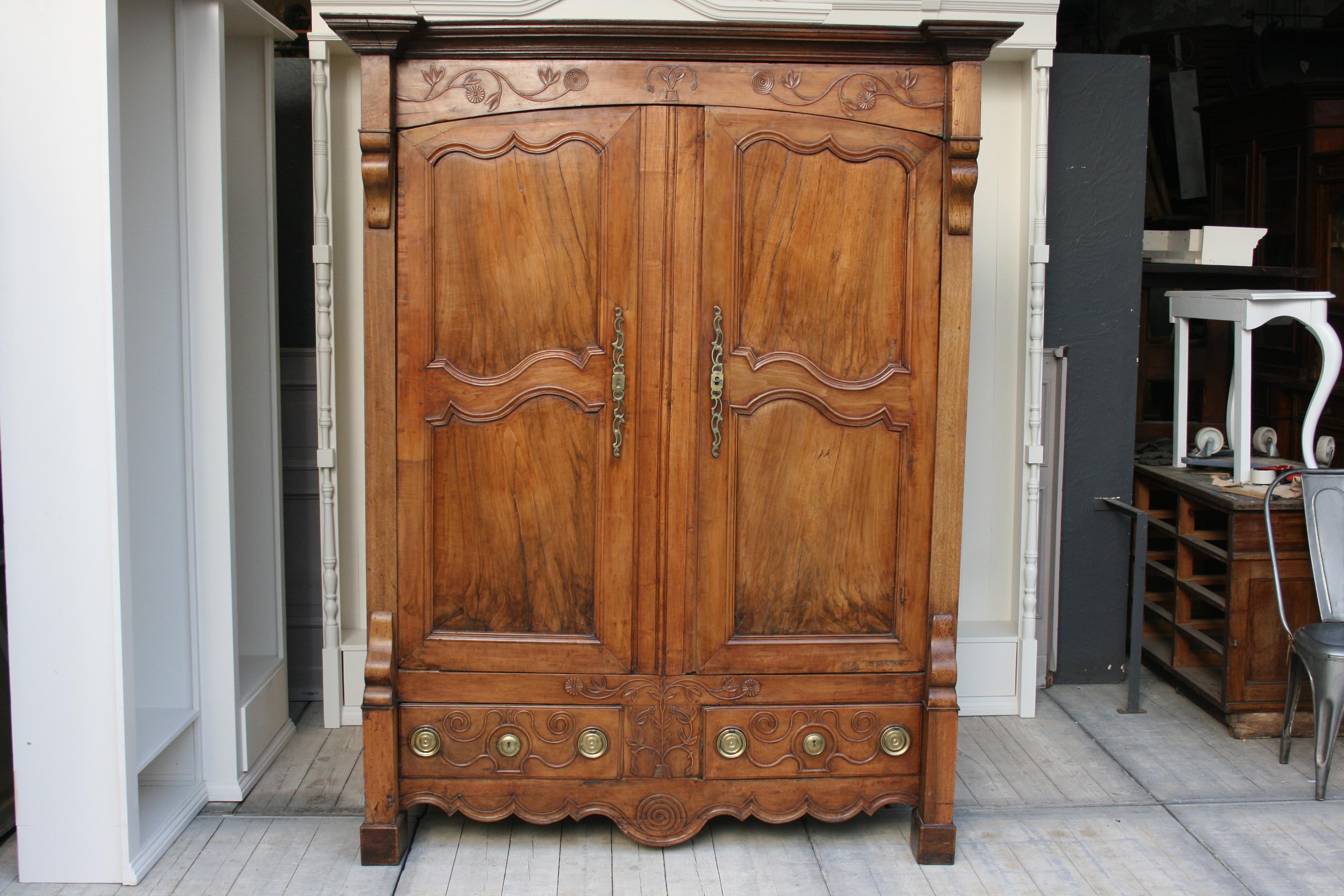 18th Century French Cabinet Made of Walnut and Oak 2