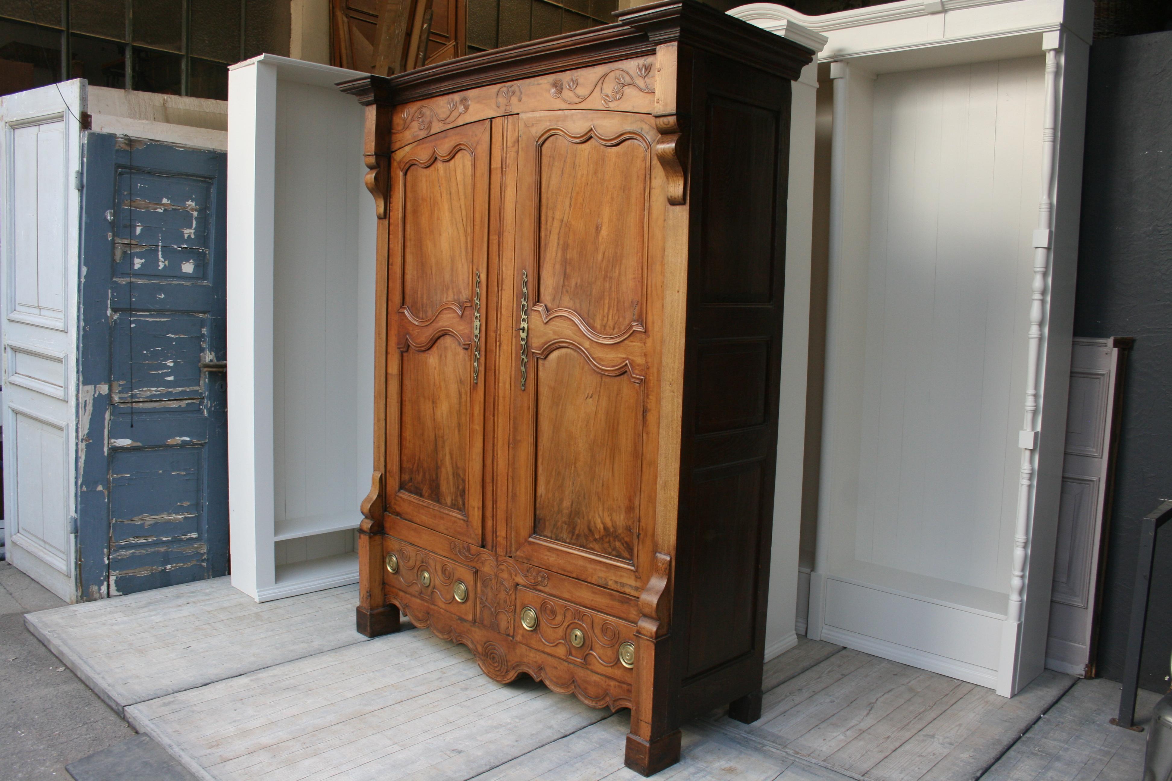 18th Century French Cabinet Made of Walnut and Oak 3