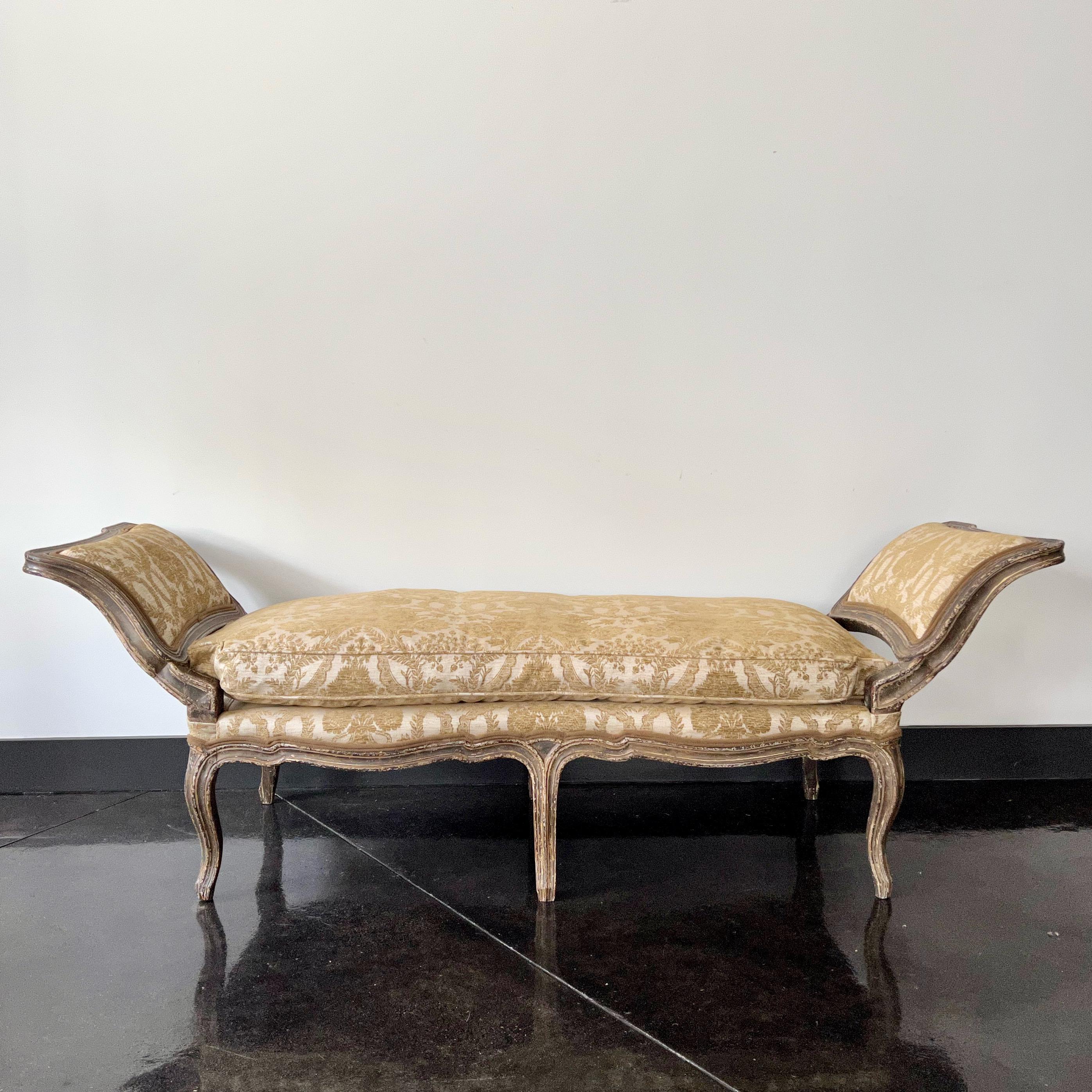 Elegant 18th century Italian settee in original patina re-upholstered in beautiful golden velvet fabric.
Venice, Italy ca 1775/80.