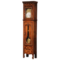 pendule de parquet en châtaignier sculpté et incrusté du 18ème siècle en Bretagne
