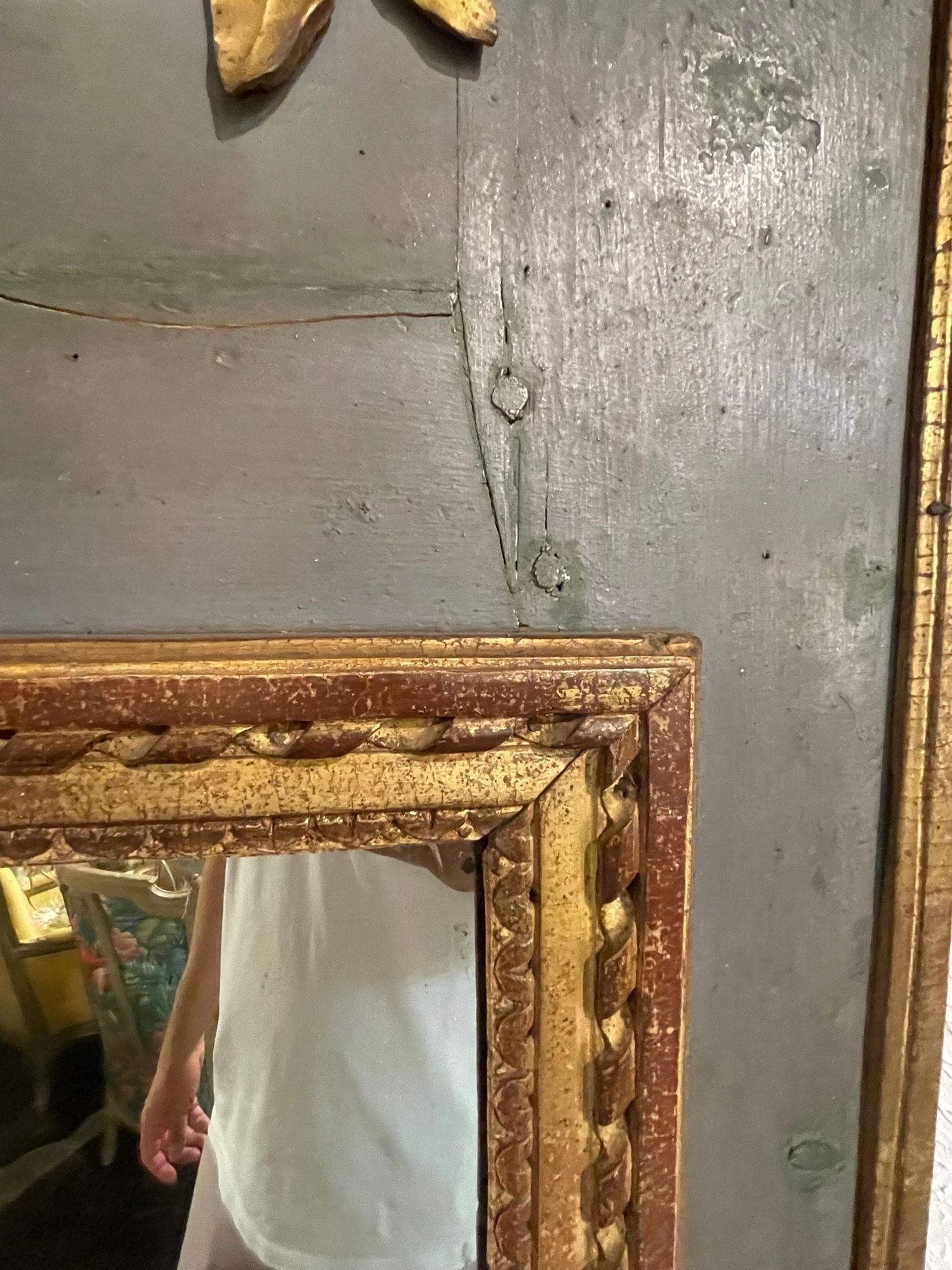 Miroir Trumeau français du 18ème siècle sculpté et doré à la feuille Bon état - En vente à Dallas, TX