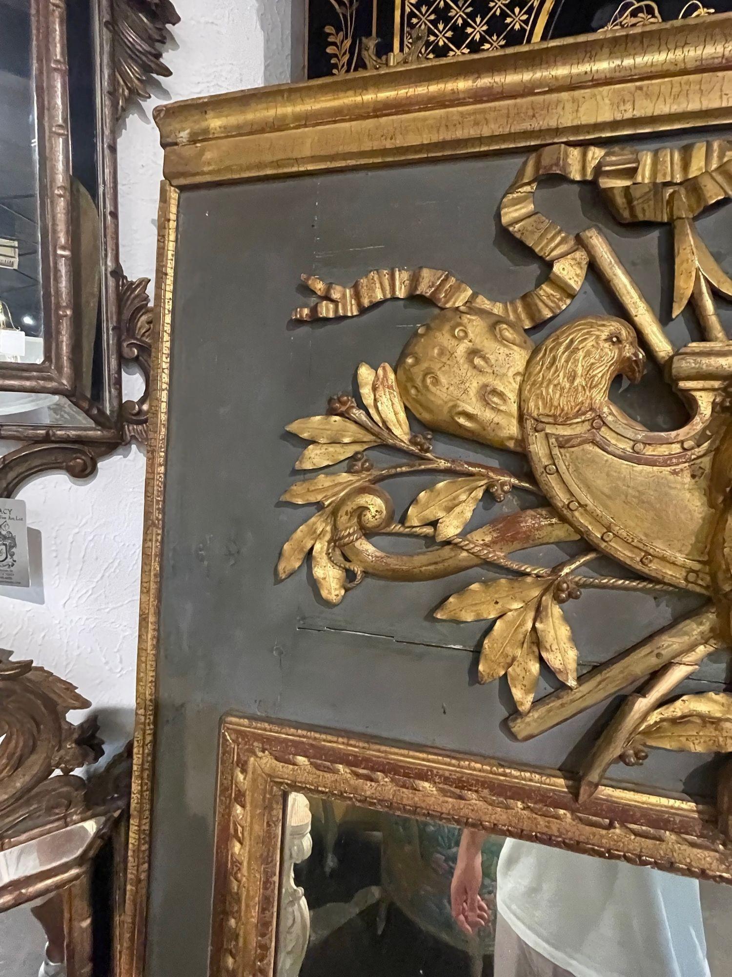 Bois Miroir Trumeau français du 18ème siècle sculpté et doré à la feuille en vente