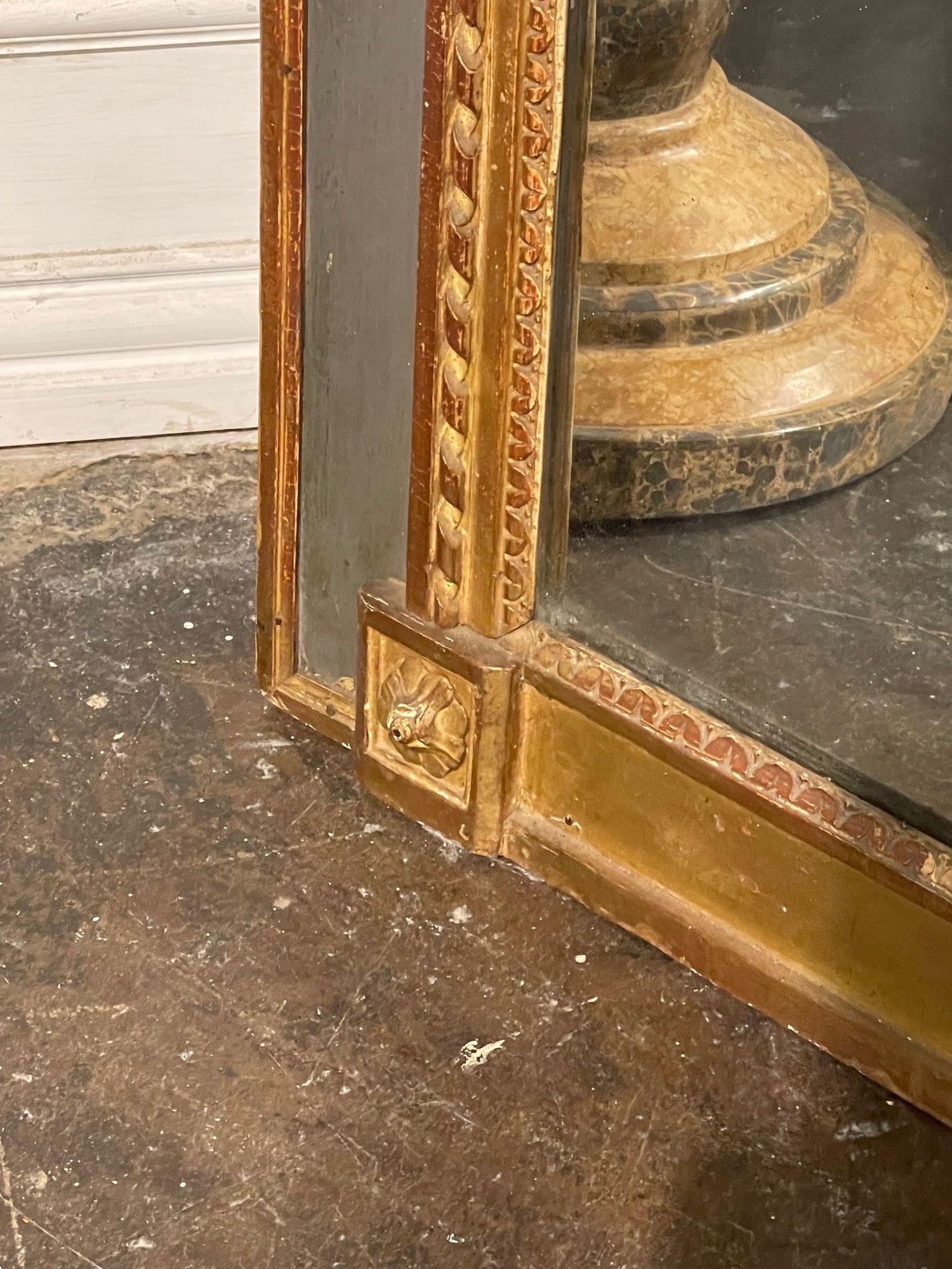 Miroir Trumeau français du 18ème siècle sculpté et doré à la feuille en vente 2