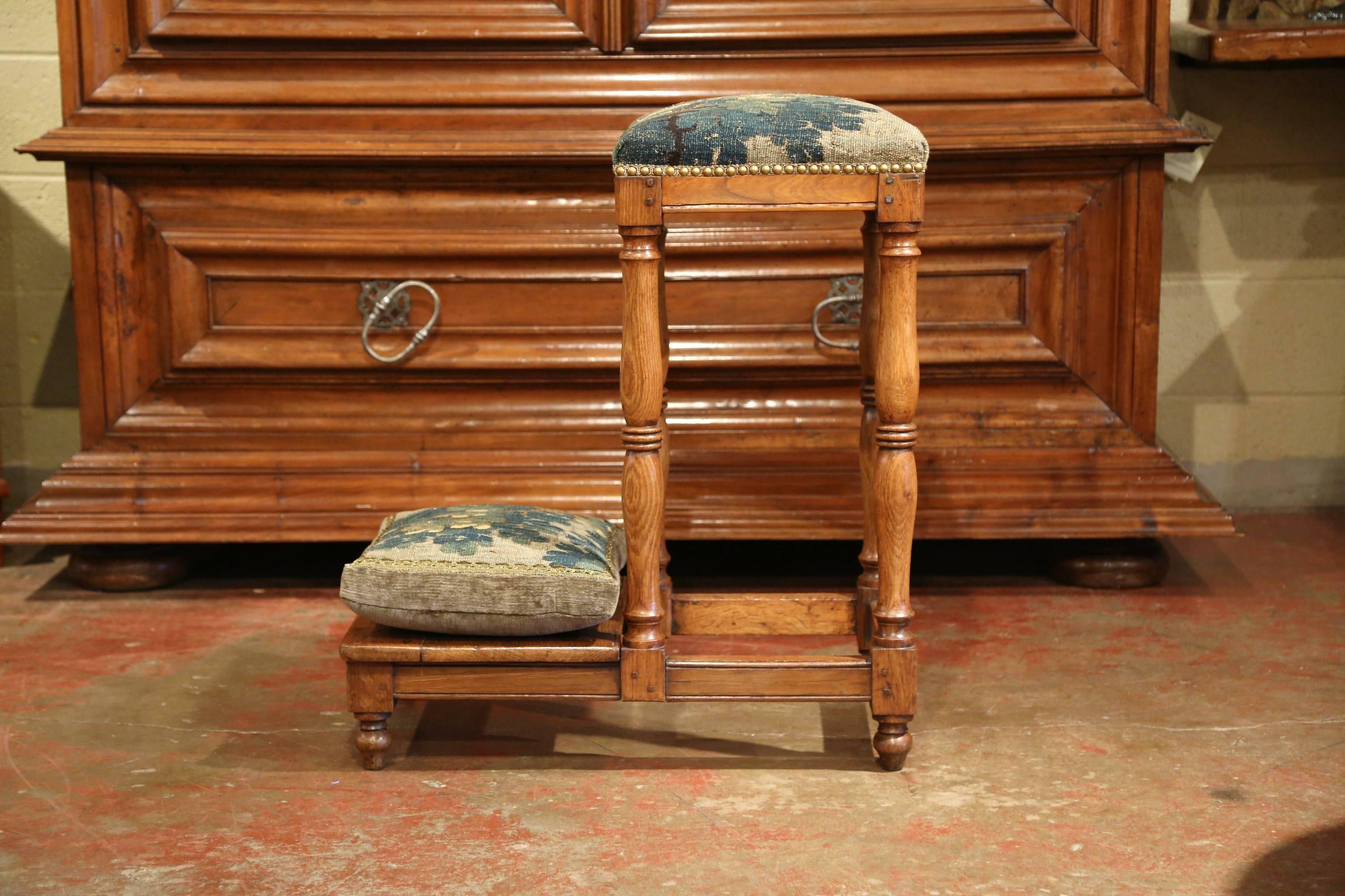 18th Century French Carved Chestnut Prayer Chair with Aubusson Tapestry In Excellent Condition In Dallas, TX