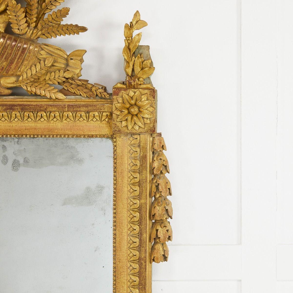 Miroir doré français du XVIIIe siècle, avec colombes et feuillages sculptés. Il a conservé sa dorure d'origine.