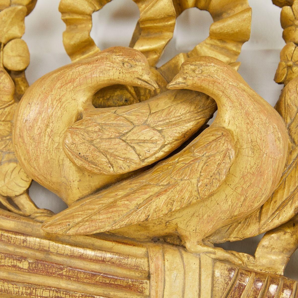Français Miroir doré sculpté du XVIIIe siècle en vente