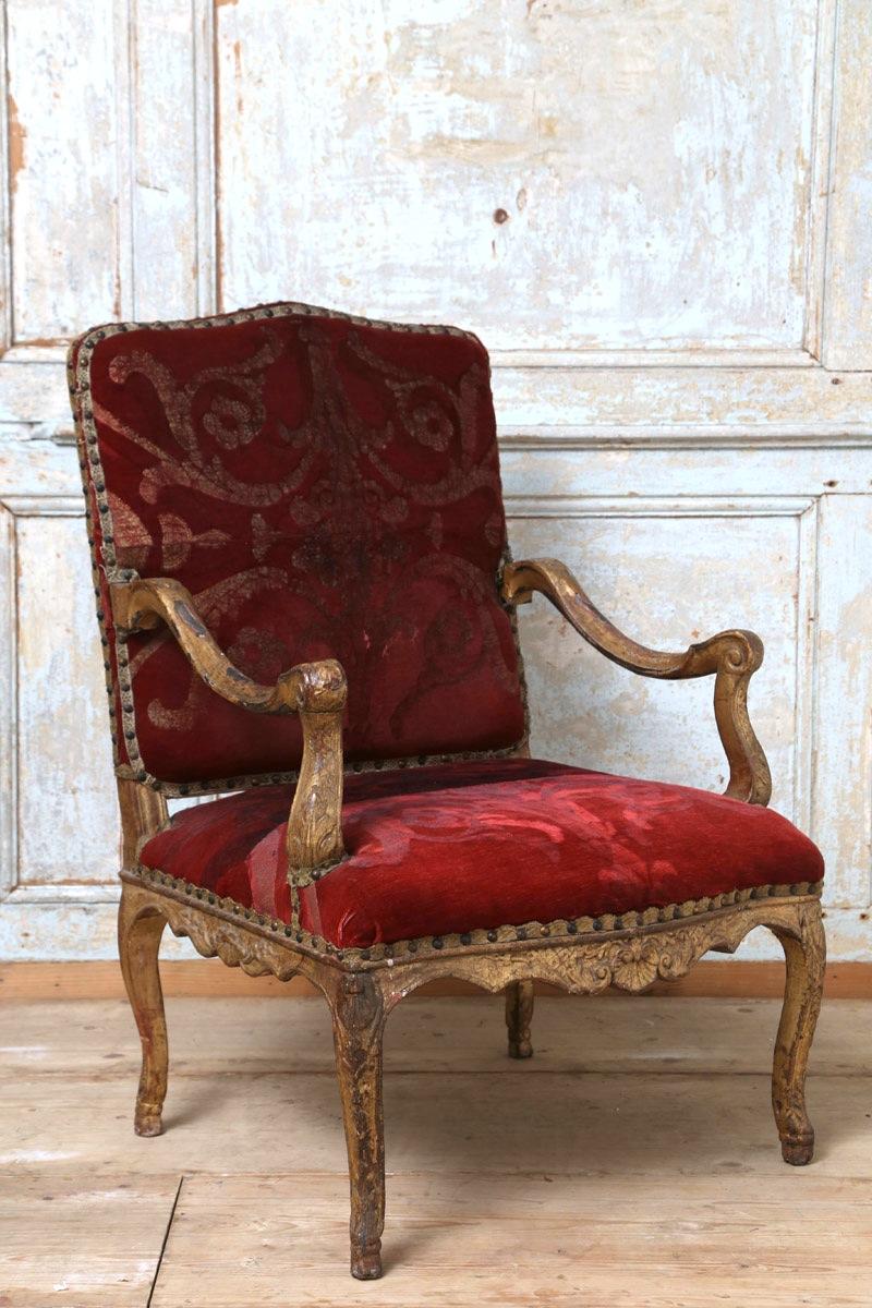 18th Century French Carved Gilded Regence Chair with Original Tapestry Fabric For Sale 4