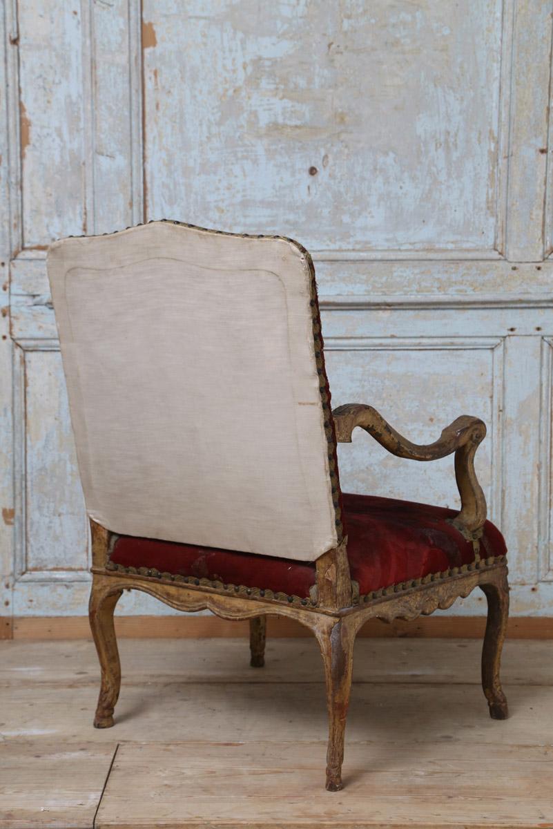 18th Century French Carved Gilded Regence Chair with Original Tapestry Fabric For Sale 1
