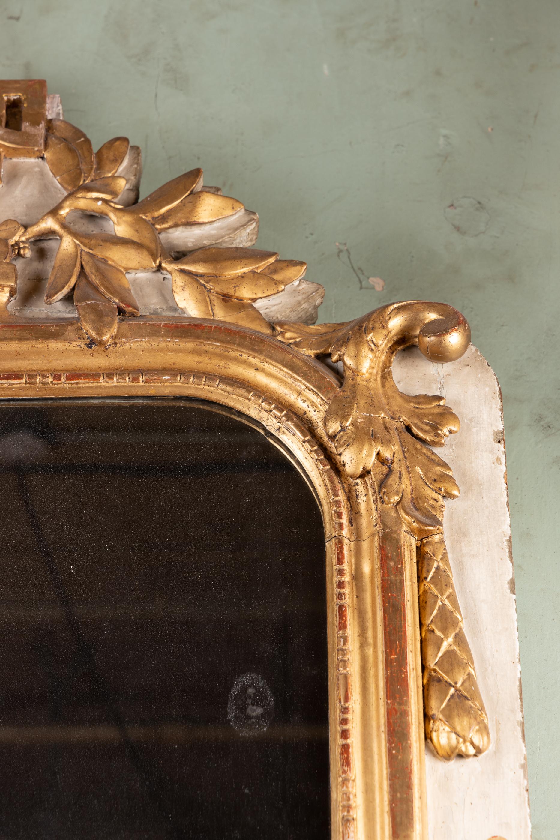 Italiano Specchio francese in legno dorato intagliato del XVIII secolo in vendita