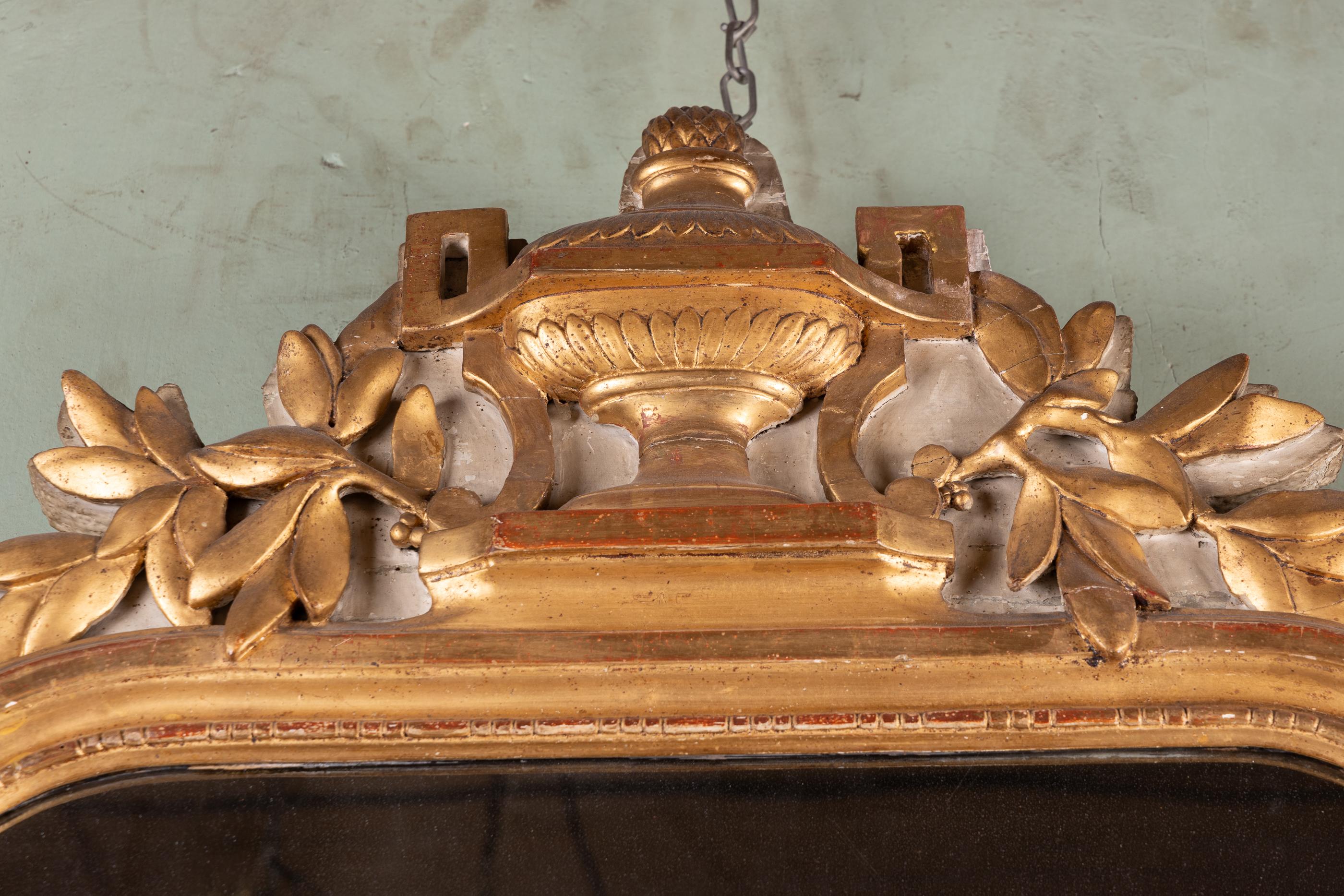 Specchio francese in legno dorato intagliato del XVIII secolo In condizioni buone in vendita a New Orleans, LA