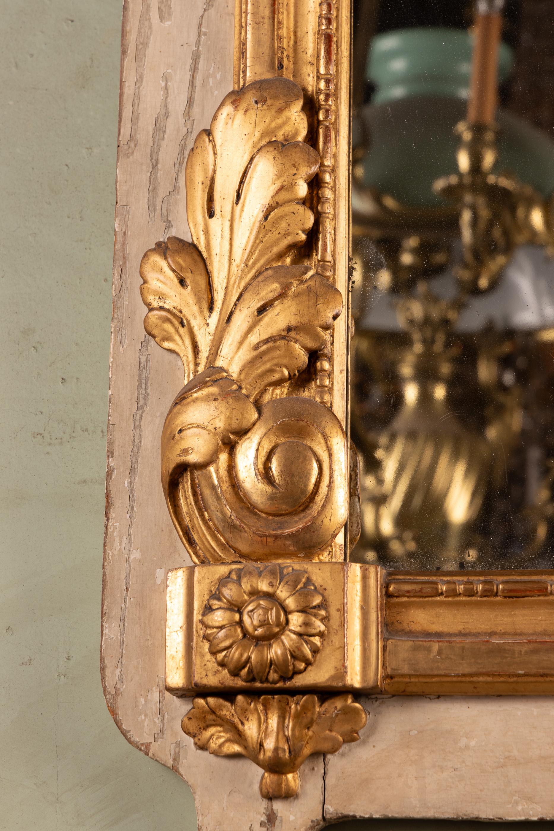 Fino al XVIII secolo Specchio francese in legno dorato intagliato del XVIII secolo in vendita