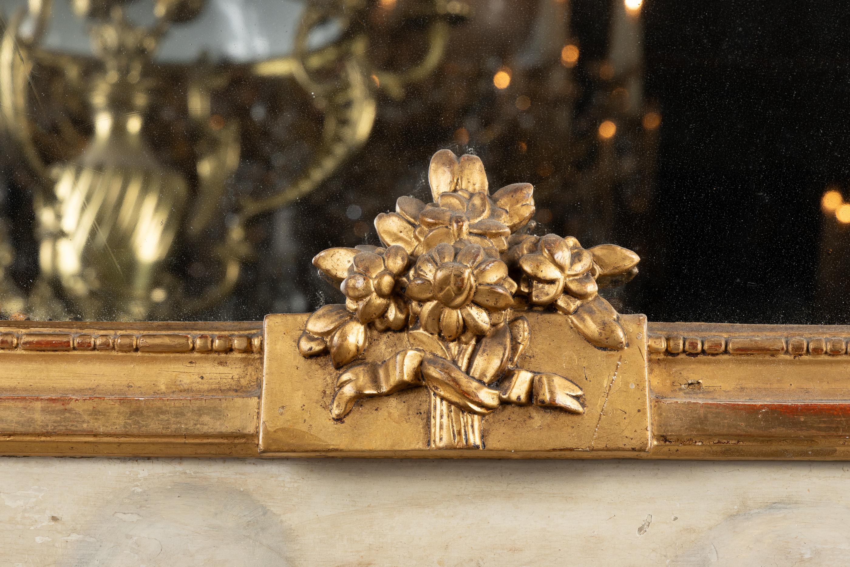Foglia d’oro Specchio francese in legno dorato intagliato del XVIII secolo in vendita