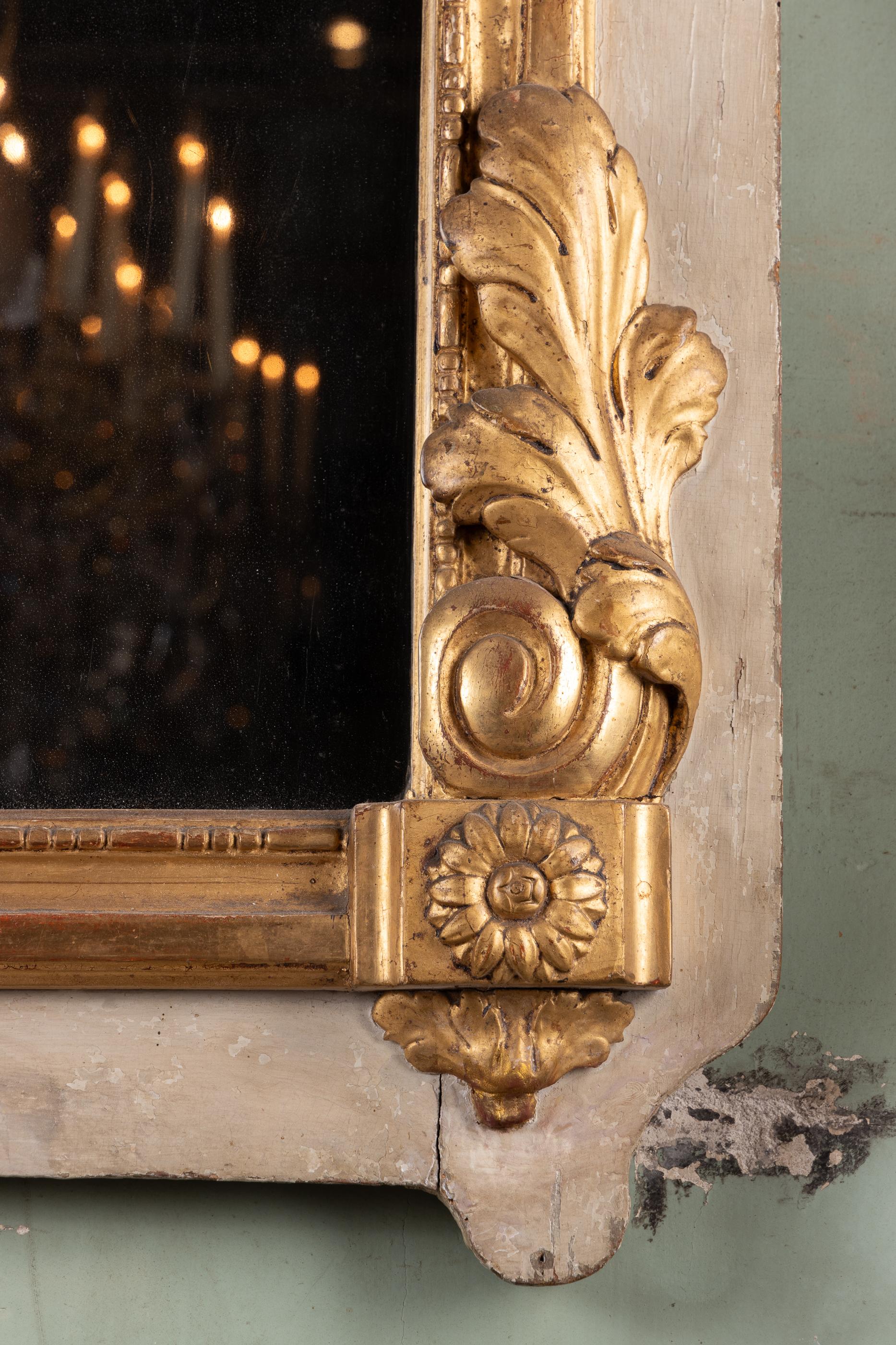 Specchio francese in legno dorato intagliato del XVIII secolo in vendita 1
