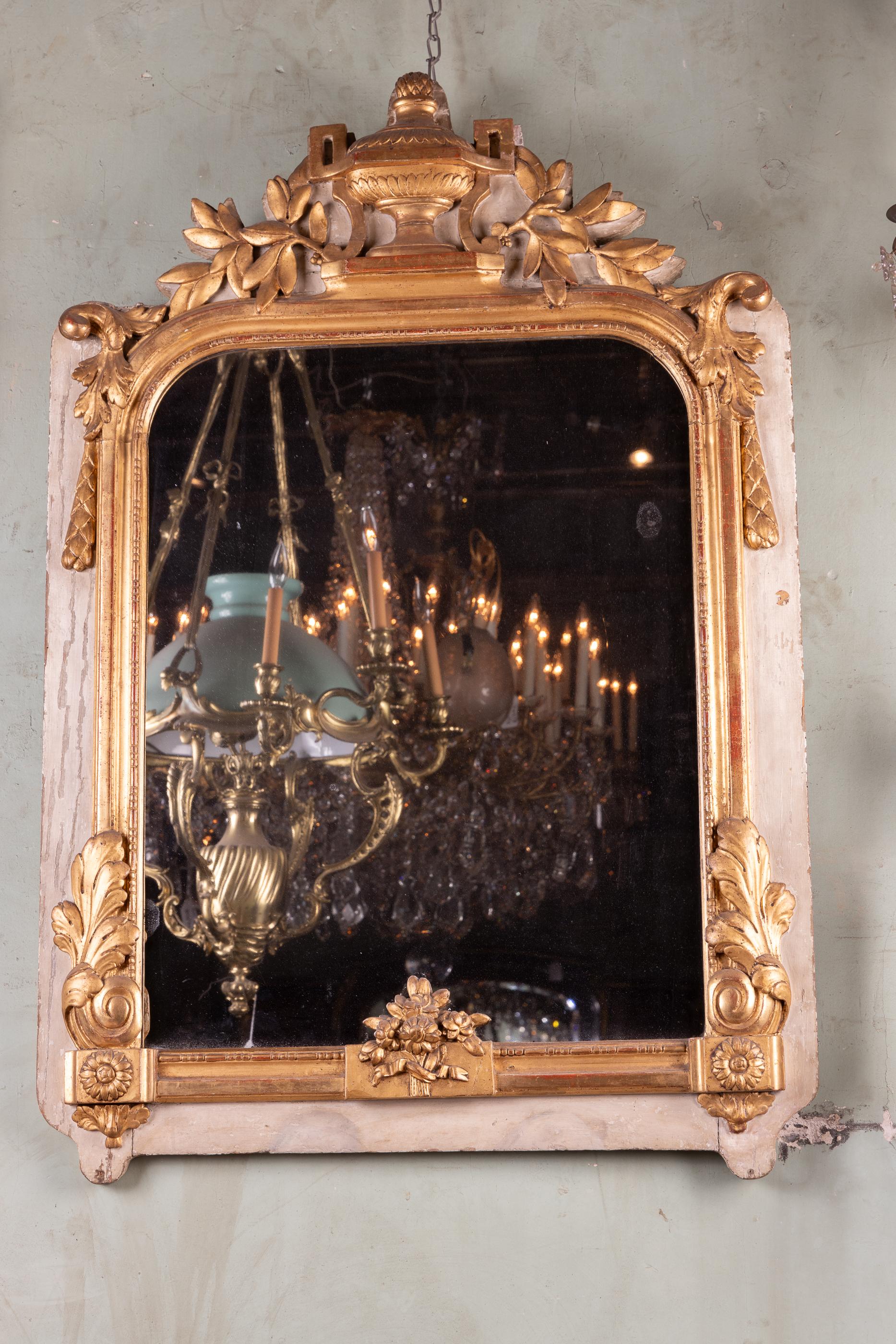 Specchio francese in legno dorato intagliato del XVIII secolo in vendita 2