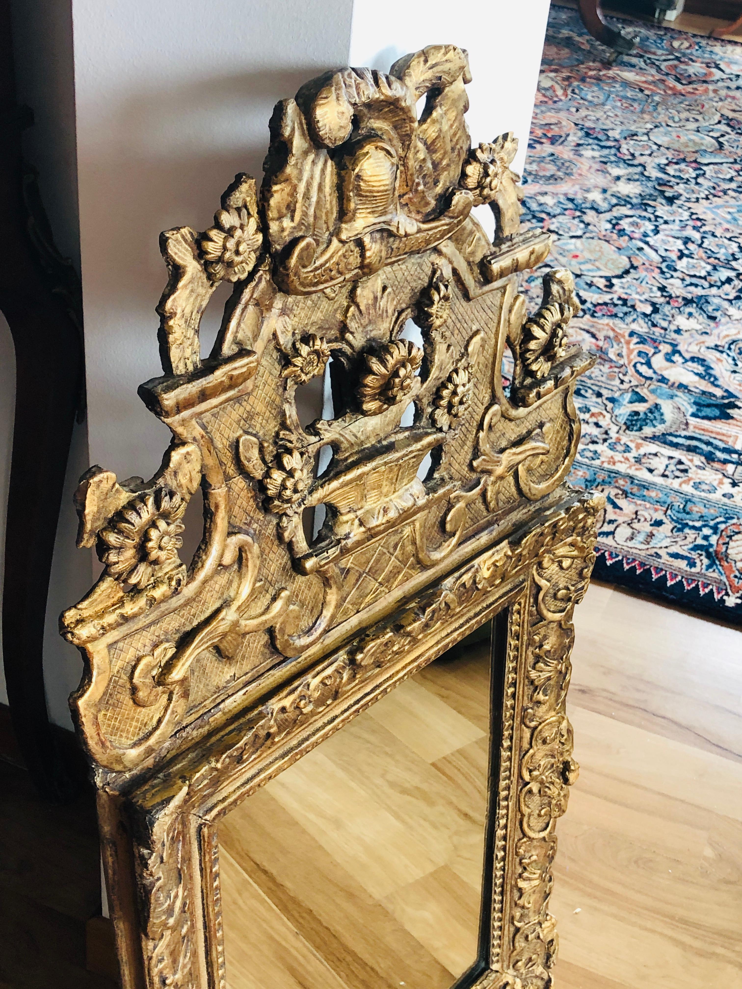 18th Century French Carved Giltwood Mirror with Rich Decoration In Good Condition For Sale In Sofia, BG