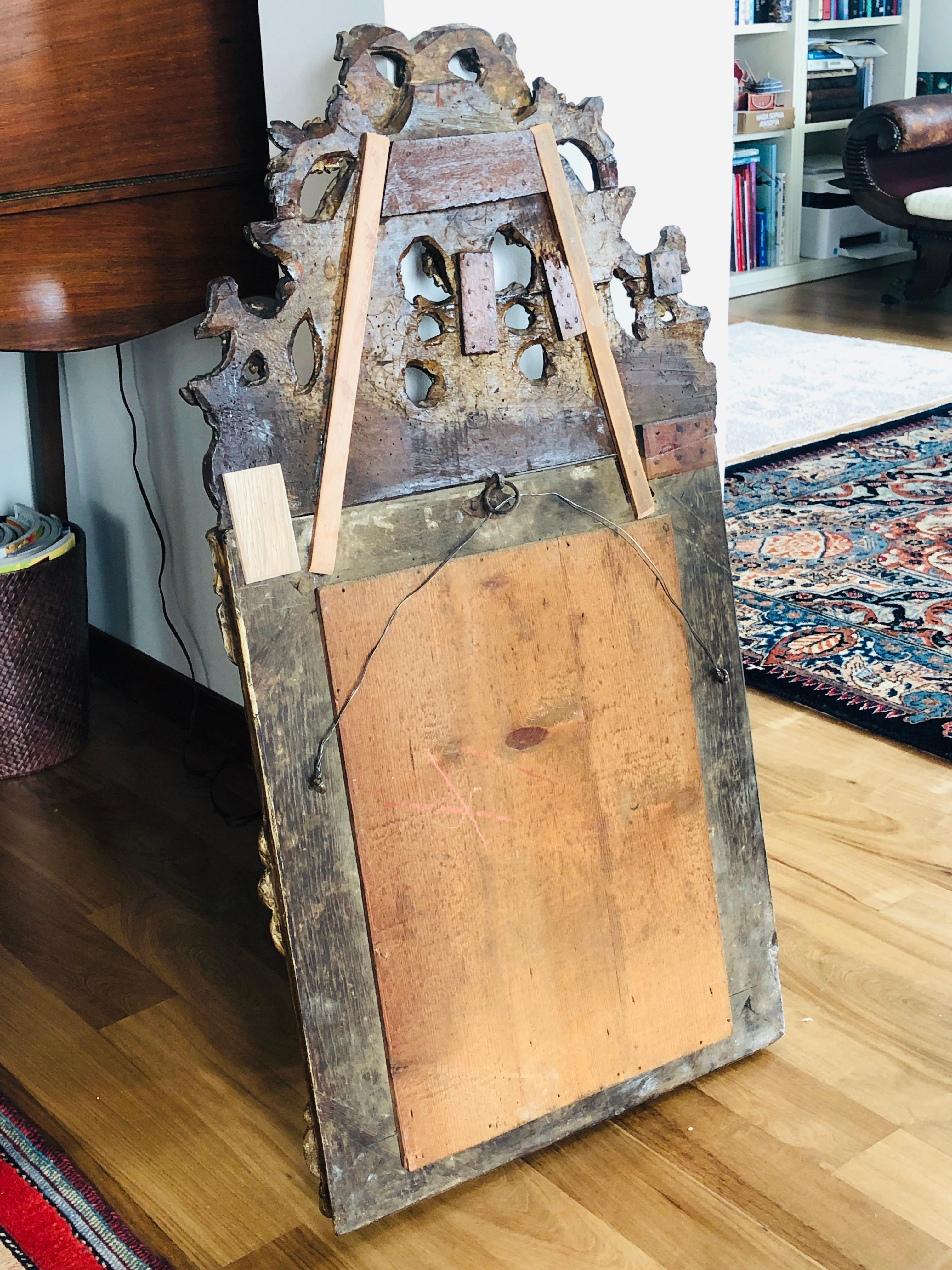 Français Miroir français du 18ème siècle en bois doré sculpté avec une riche décoration en vente