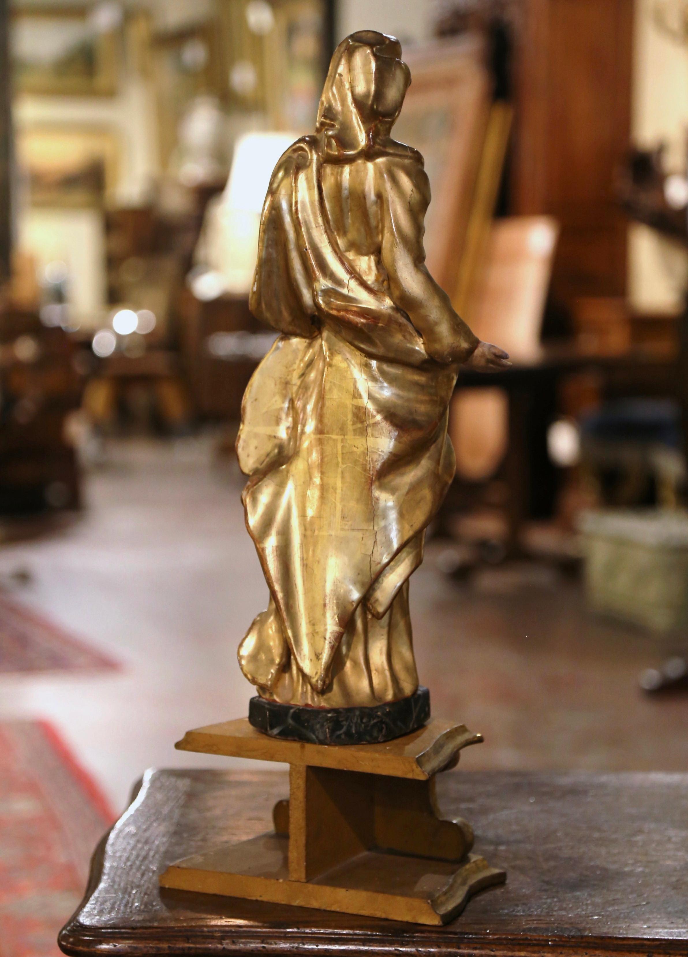 Französisches geschnitztes, polychromes „Mutter und Kind“ aus vergoldetem Holz mit Sockel aus dem 18. Jahrhundert im Angebot 5
