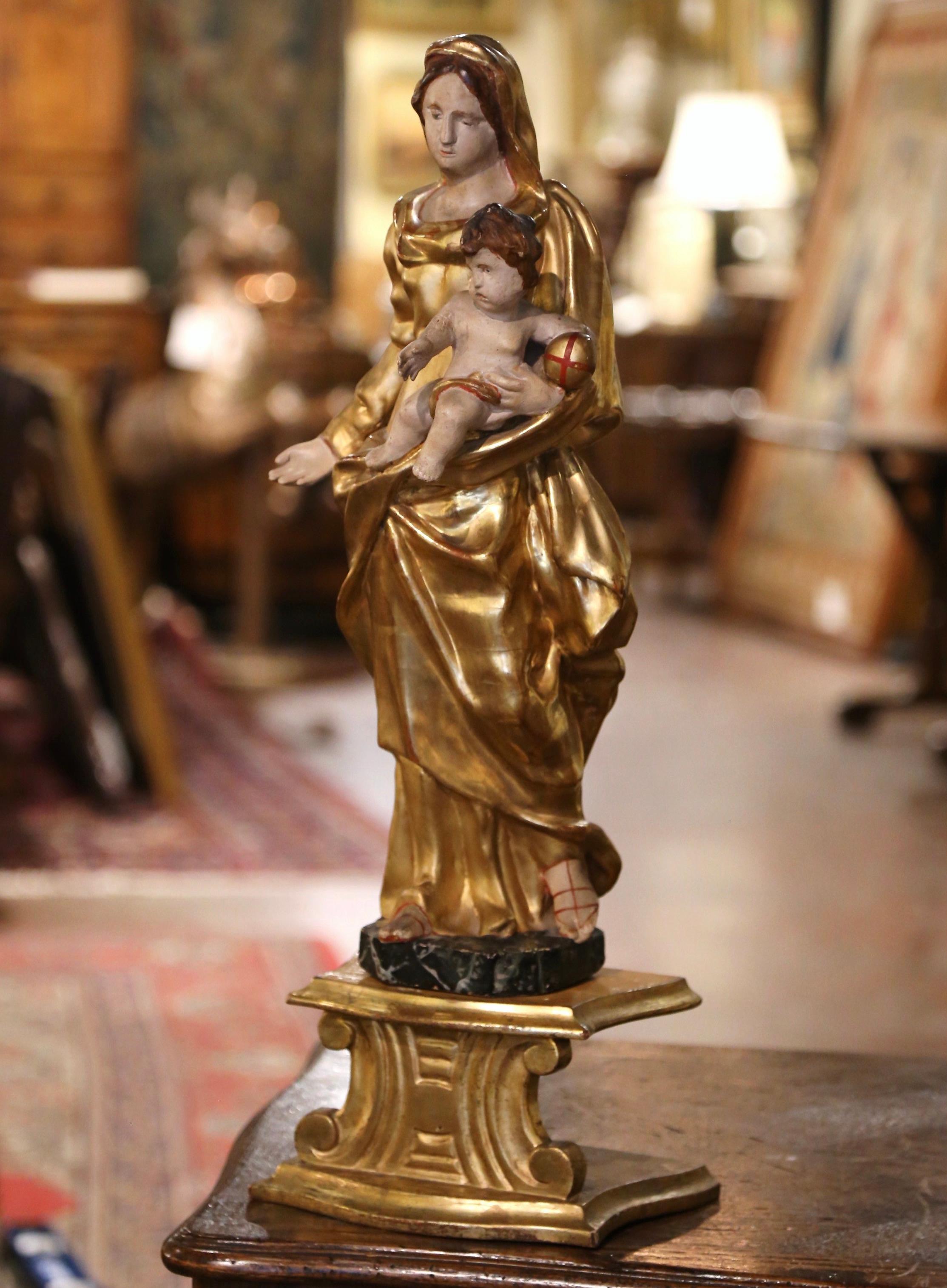 Stellen Sie diese schöne vergoldete Statue mit Sockel in ein Wohn- oder Schlafzimmer. Diese elegante zweiteilige antike Skulptur wurde um 1780 in einer Kapelle in Südfrankreich gefunden und stellt die Jungfrau Maria und ihren Sohn dar. Die