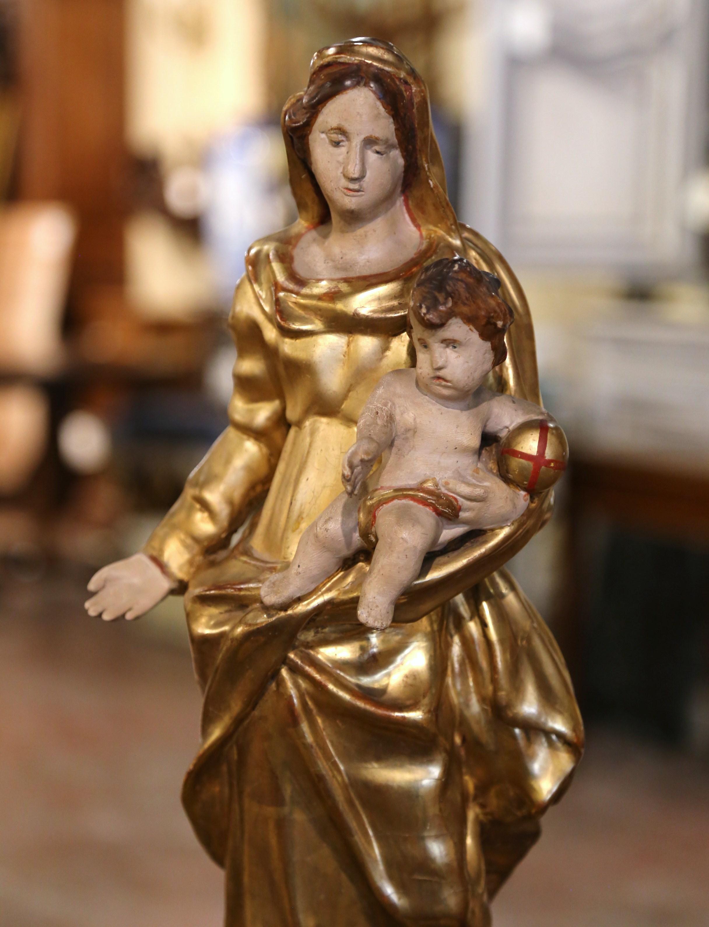 Französisches geschnitztes, polychromes „Mutter und Kind“ aus vergoldetem Holz mit Sockel aus dem 18. Jahrhundert (Vergoldetes Holz) im Angebot