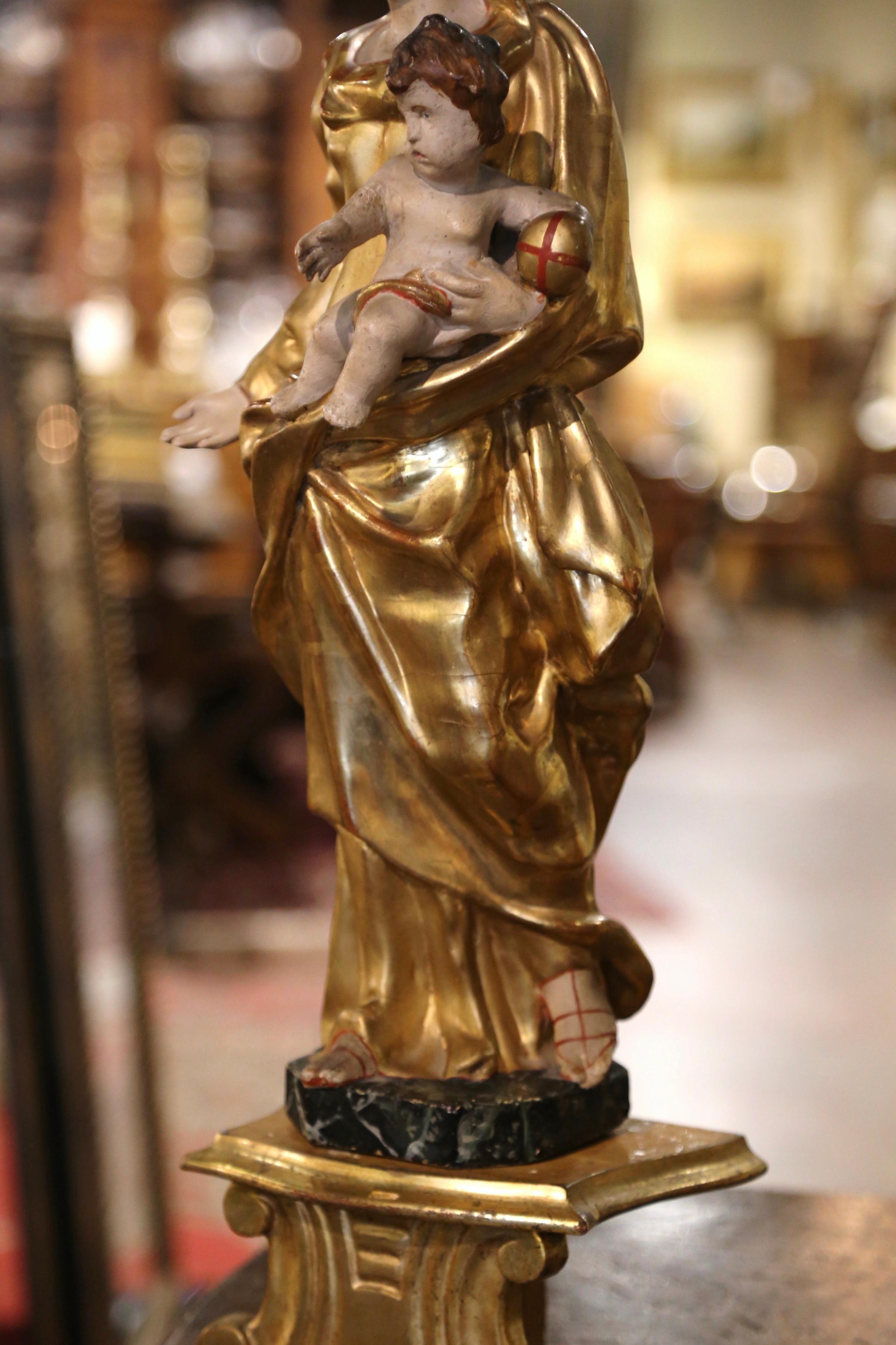 Französisches geschnitztes, polychromes „Mutter und Kind“ aus vergoldetem Holz mit Sockel aus dem 18. Jahrhundert im Angebot 1