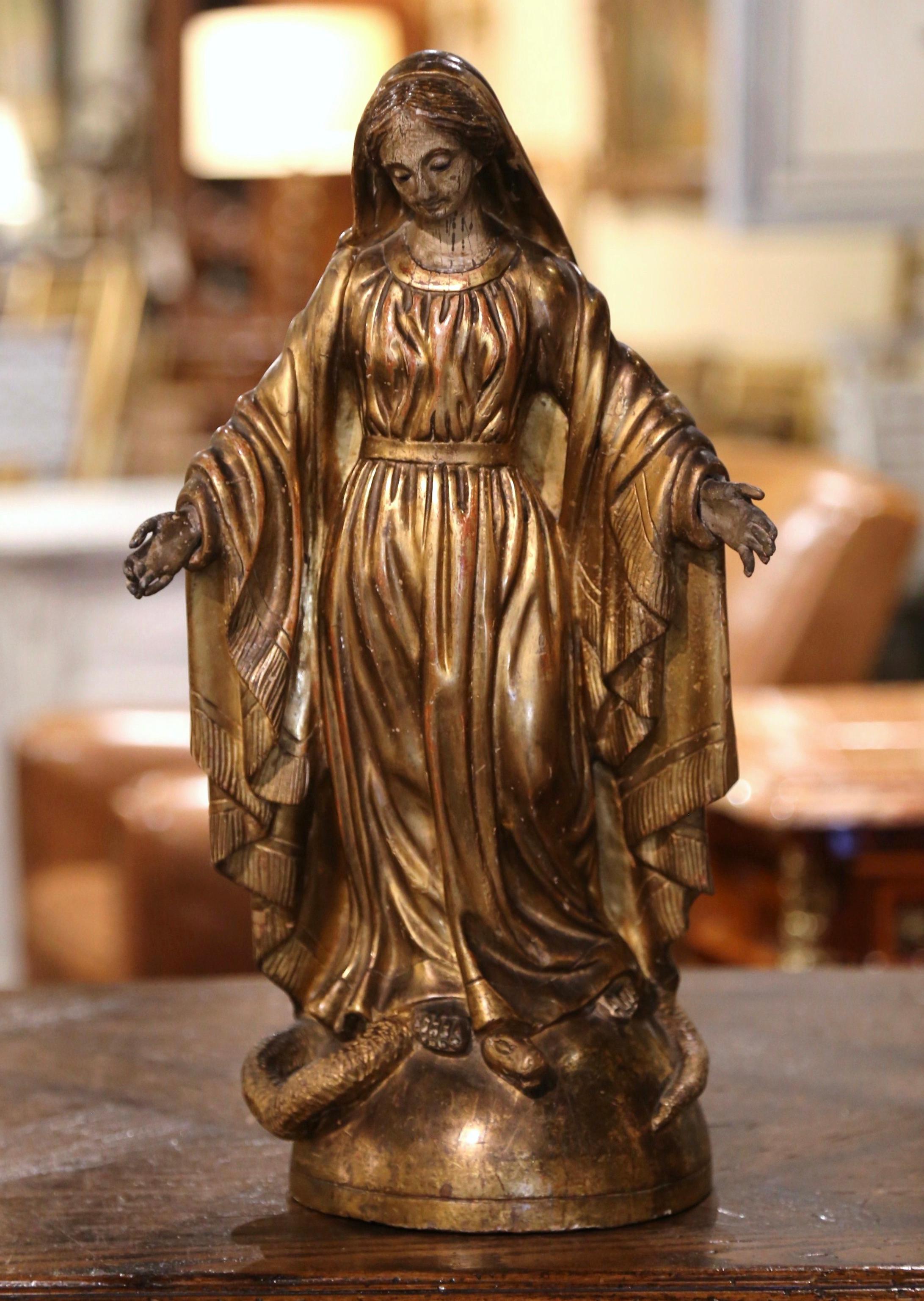 Französische geschnitzte Jungfrau Maria-Statue aus vergoldetem Holz mit Glasaugen auf Kugel, 18. Jahrhundert (Polychromiert) im Angebot