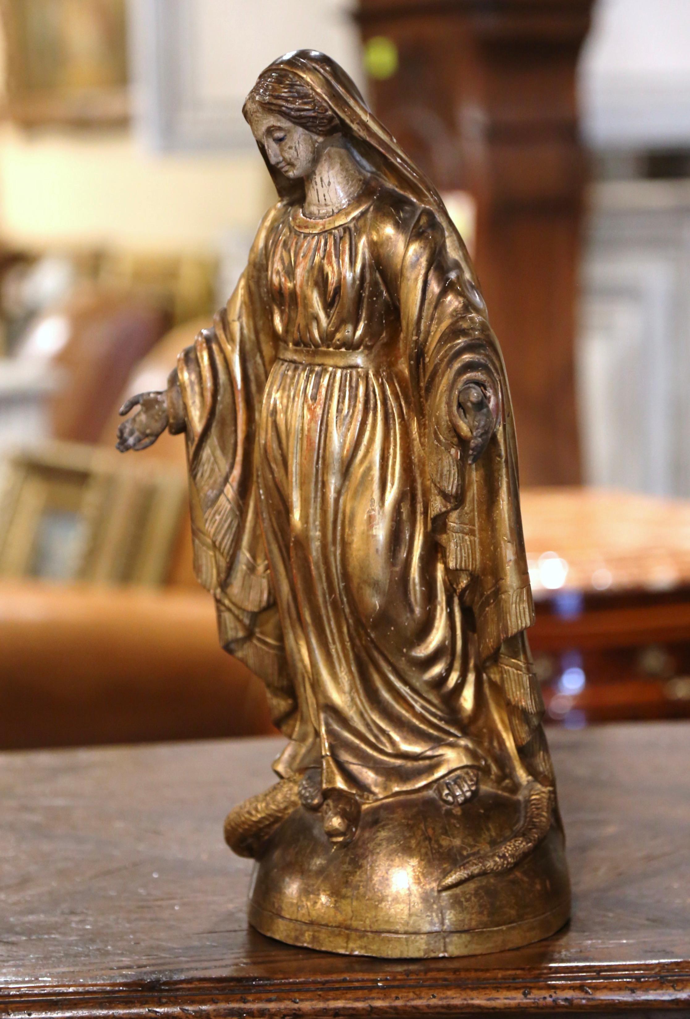 Französische geschnitzte Jungfrau Maria-Statue aus vergoldetem Holz mit Glasaugen auf Kugel, 18. Jahrhundert im Zustand „Hervorragend“ im Angebot in Dallas, TX