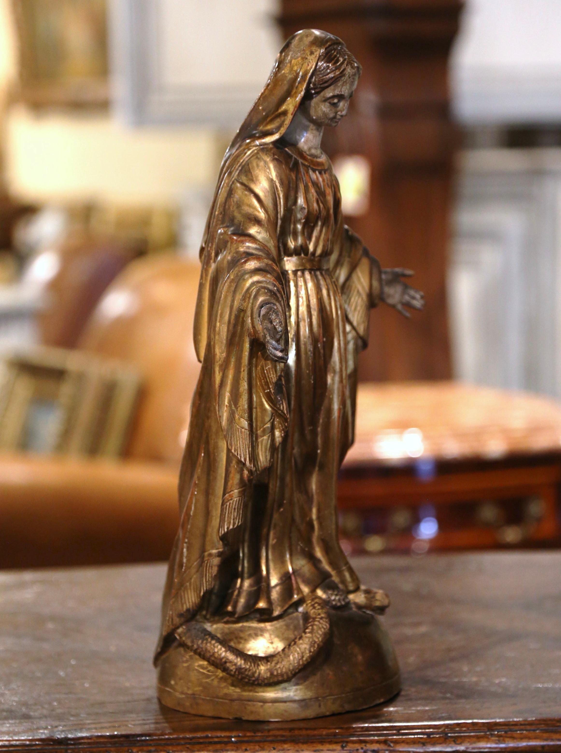 Français Statue de la Vierge Marie en bois doré sculpté du 18ème siècle avec yeux en verre sur globe en vente