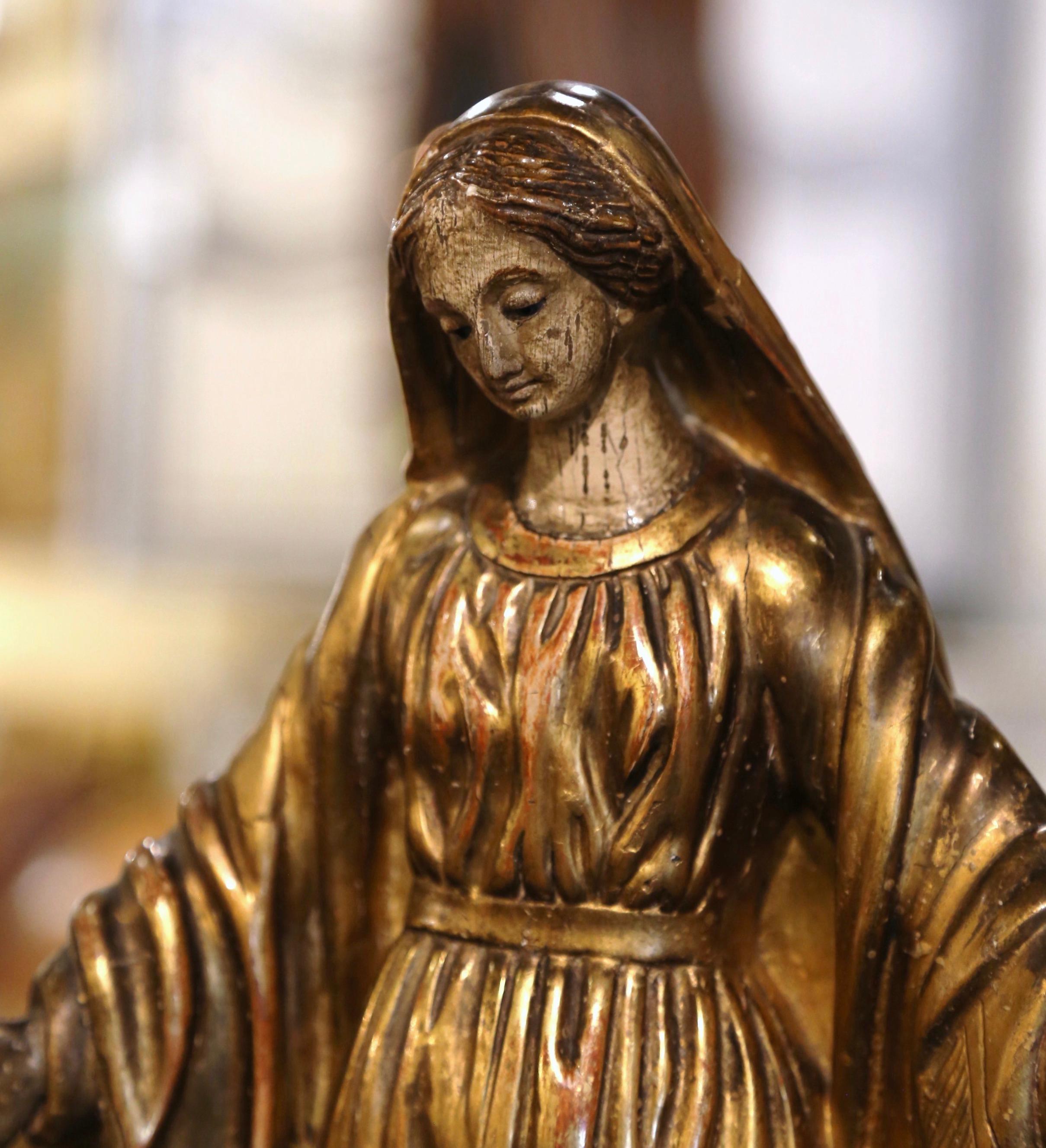 Polychromé Statue de la Vierge Marie en bois doré sculpté du 18ème siècle avec yeux en verre sur globe en vente
