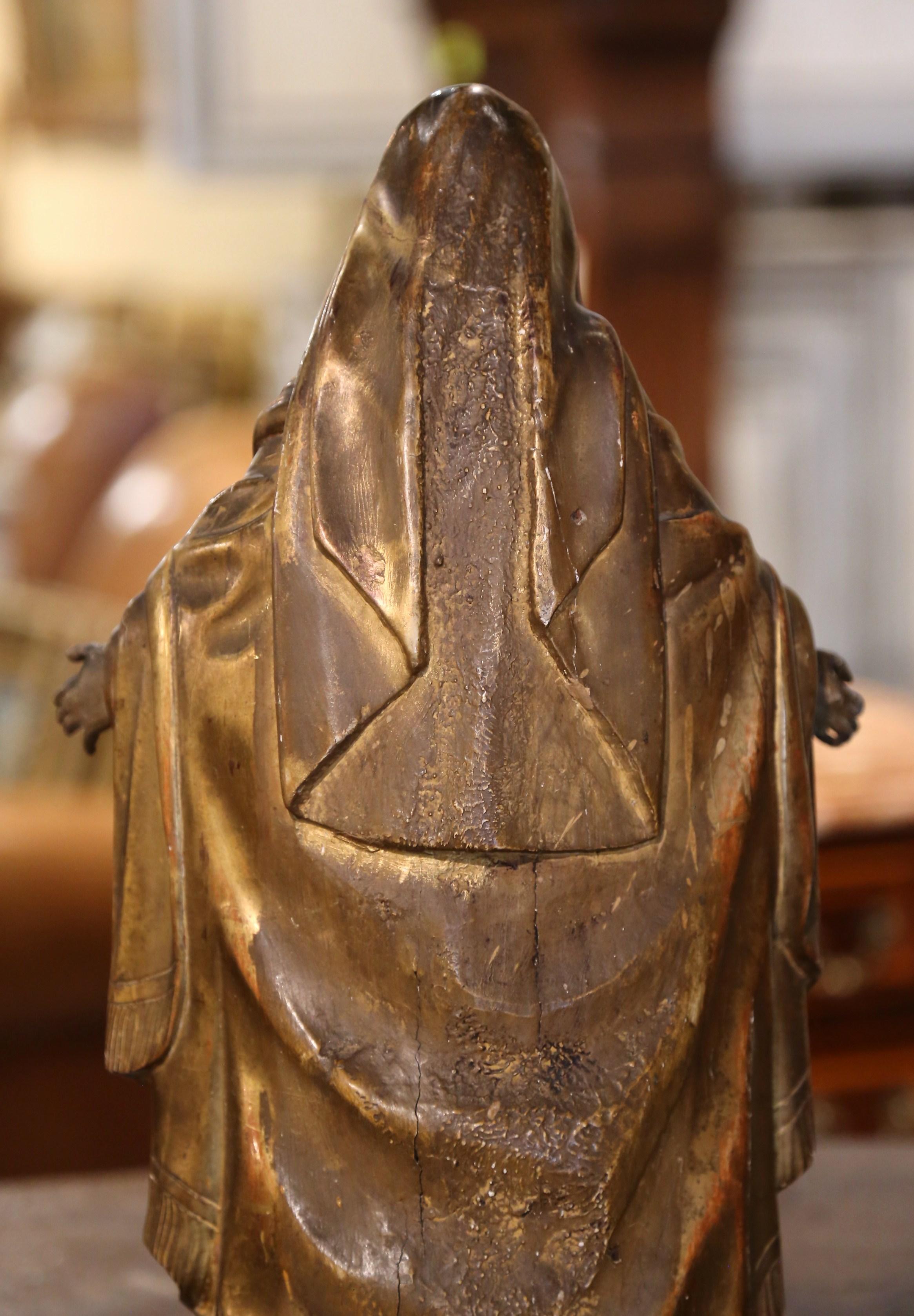 XVIIIe siècle Statue de la Vierge Marie en bois doré sculpté du 18ème siècle avec yeux en verre sur globe en vente