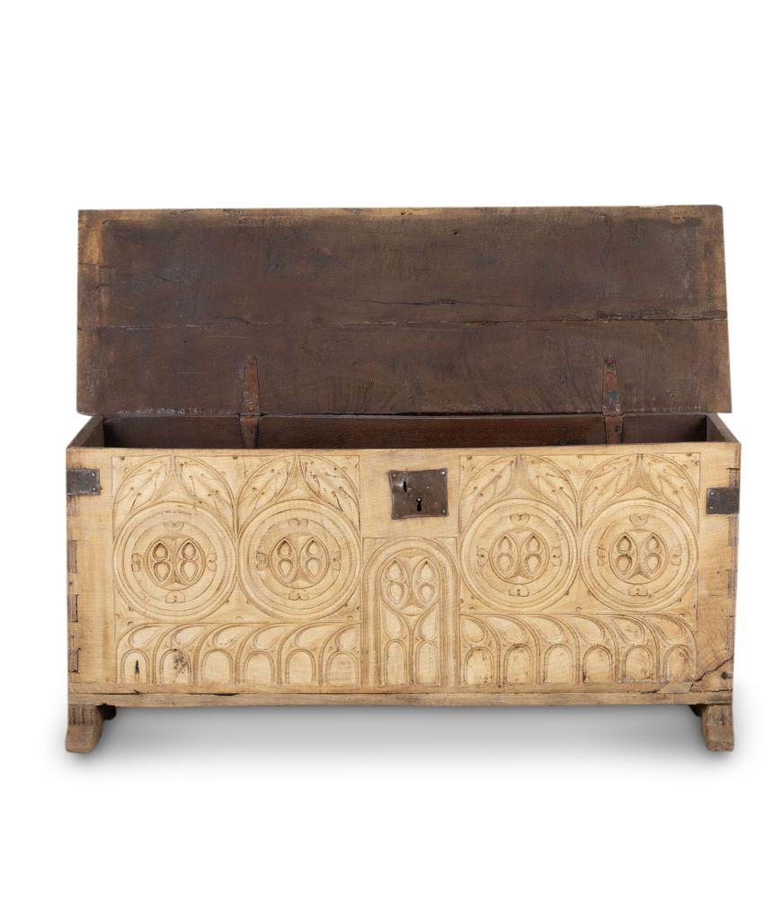 Cassapanca francese del XVIII secolo in rovere sbiancato intagliato.

Con ferramenta originale e un solido piano in quercia a due assi incernierato. 

Una soluzione molto utile per riporre e sedersi.