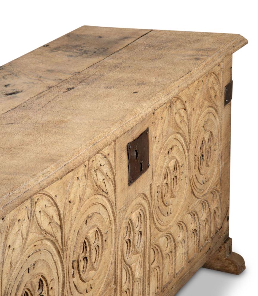 Fino al XVIII secolo Cassapanca francese del XVIII secolo intagliata in Oak in vendita