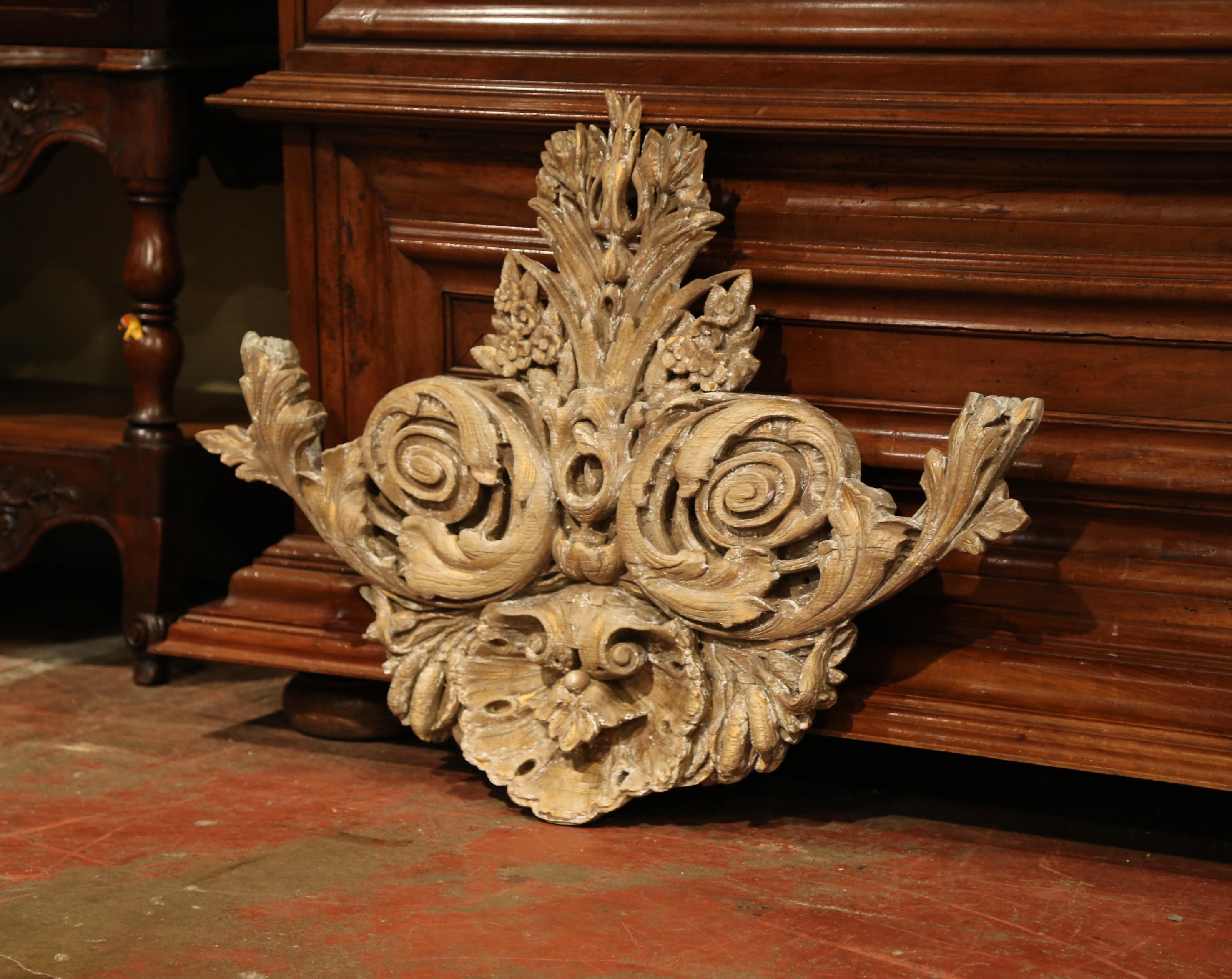 18th Century French Carved Oak Painted and Gilt Wall Sculpture with Shell Motif In Excellent Condition In Dallas, TX