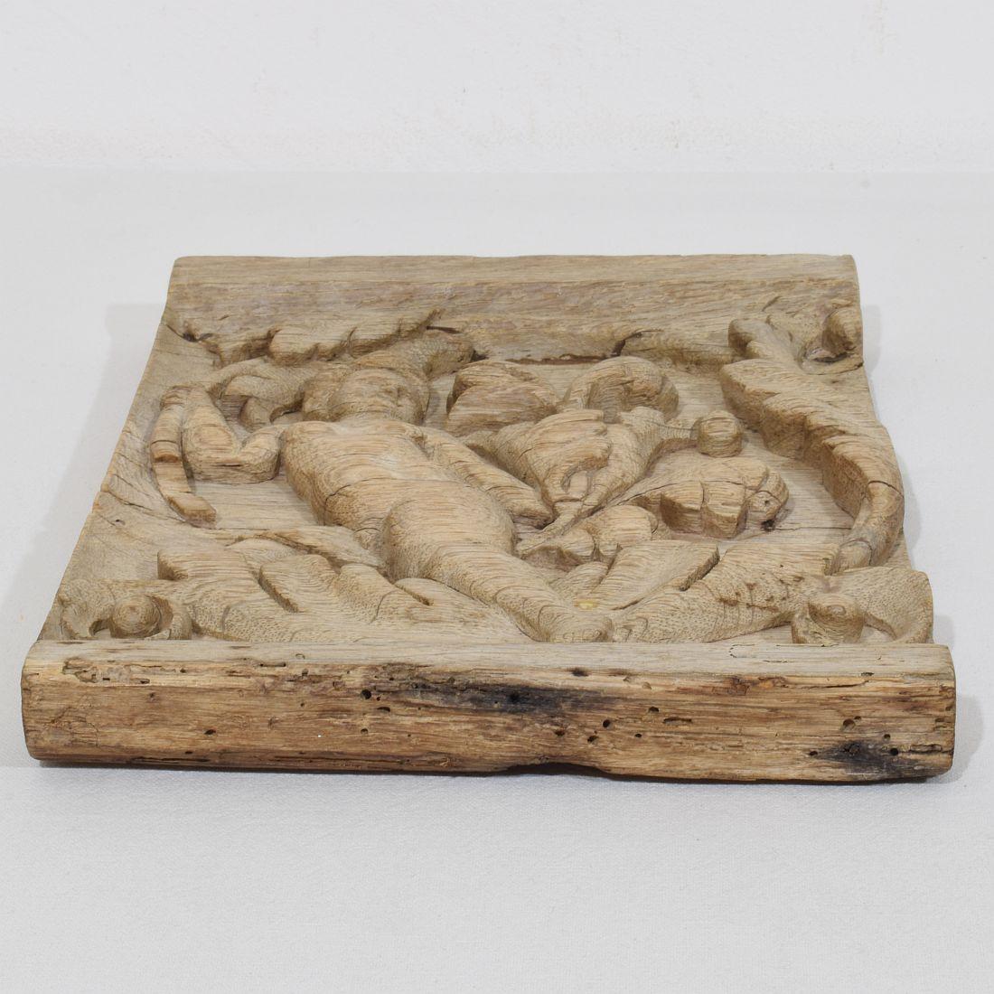 Panneau en chêne sculpté français du XVIIIe siècle représentant un ange sur une boucle d'Acanthus en vente 7