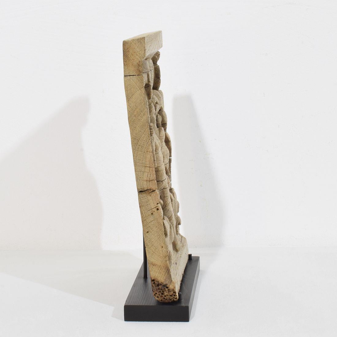 18. Jahrhundert Französisch geschnitzte Eiche Panel Darstellung eines Engels auf einem Acanthus Curl (Handgeschnitzt) im Angebot