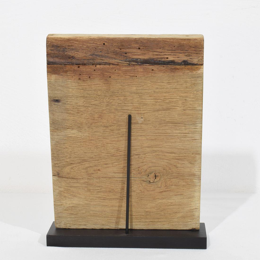 18th Century French Carved Oak Panel Depicting An Angel On An Acanthus Curl In Good Condition For Sale In Buisson, FR