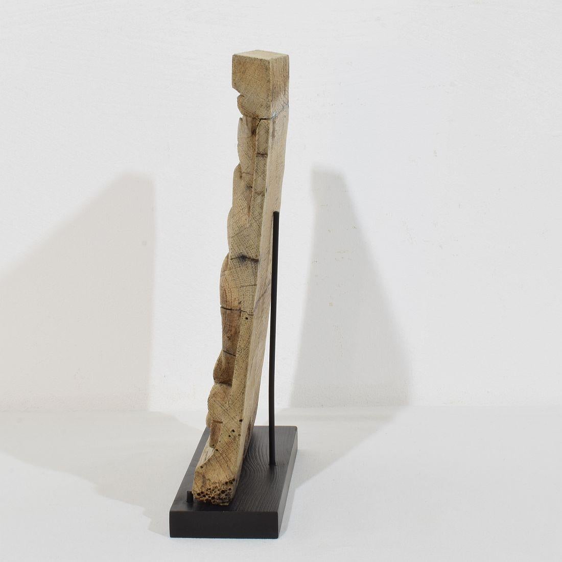 18. Jahrhundert Französisch geschnitzte Eiche Panel Darstellung eines Engels auf einem Acanthus Curl (18. Jahrhundert und früher) im Angebot