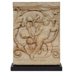 Panneau en chêne sculpté français du XVIIIe siècle représentant un ange sur une boucle d'Acanthus