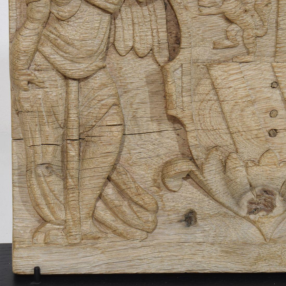 Pannello in quercia intagliato francese del XVIII secolo che raffigura due angeli con stemma in vendita 2